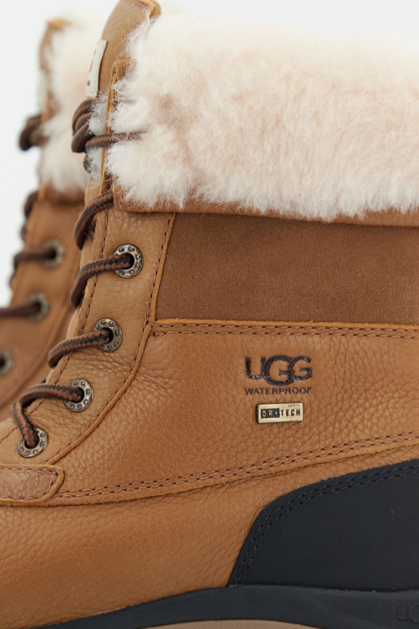 UGG ADIRONDACK BOOT III en color MARRON (4)