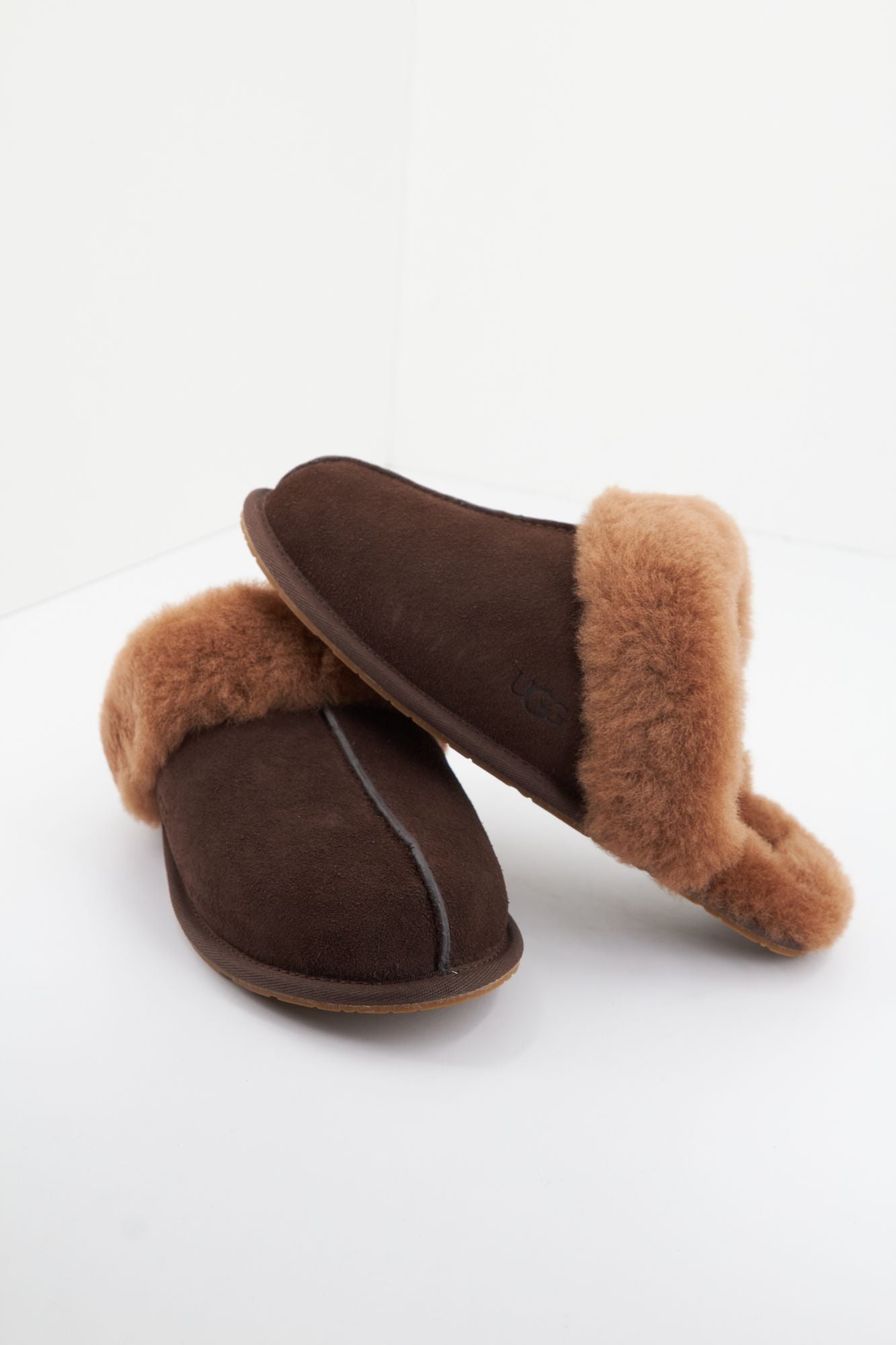 UGG W SCUFFETTE II en color MARRON (1)