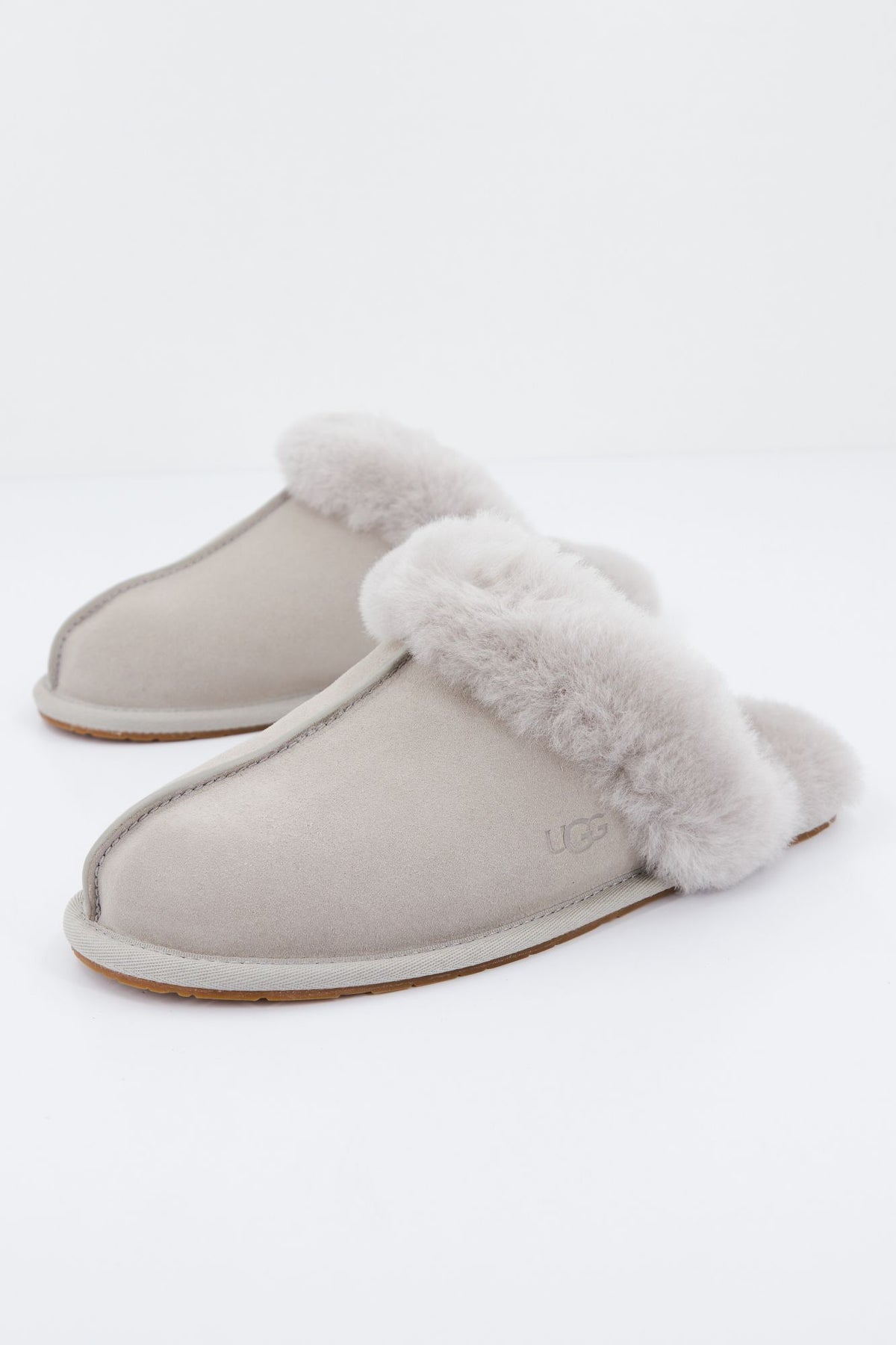 UGG SCUFFETTE en color GRIS (1)