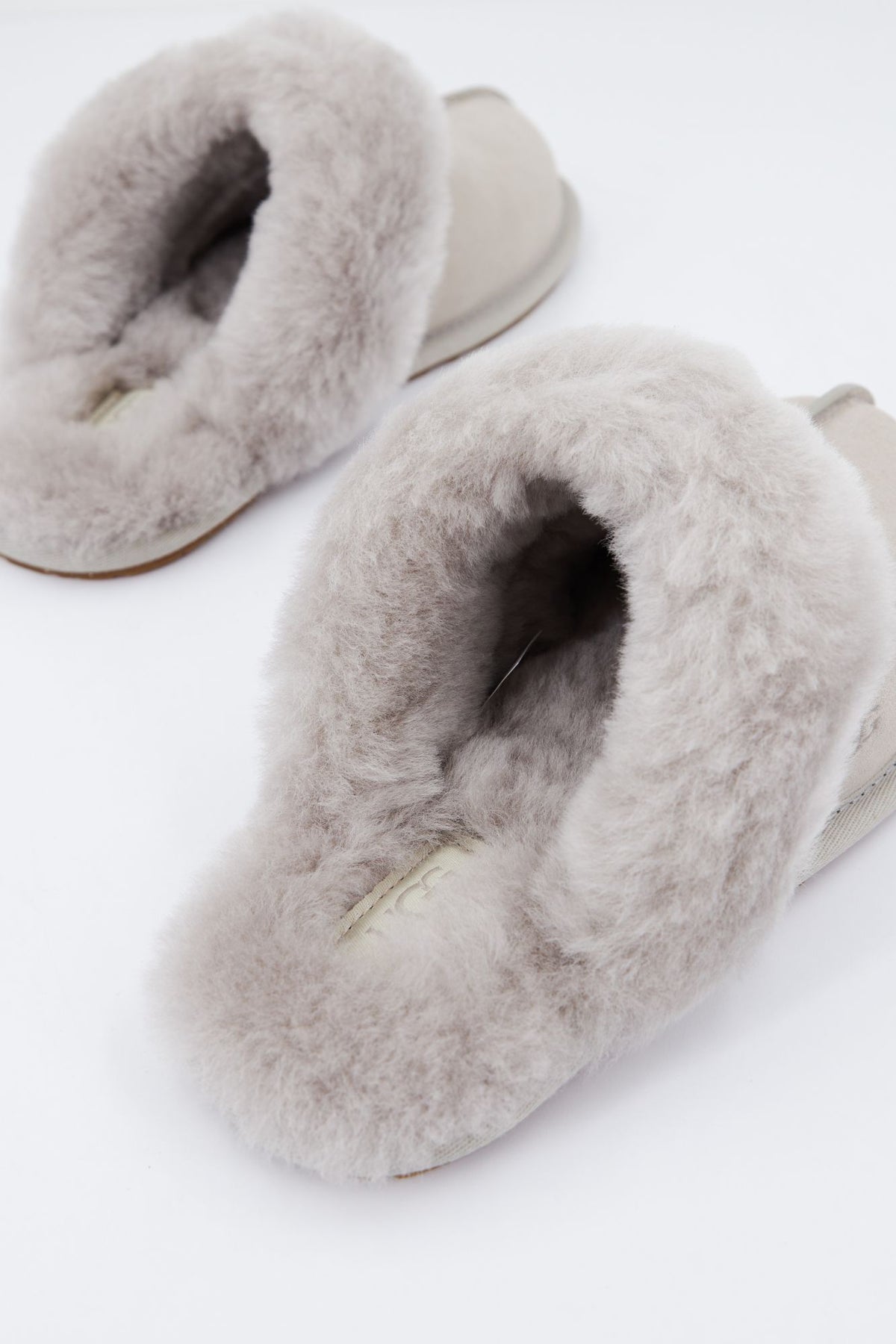 UGG SCUFFETTE en color GRIS (3)