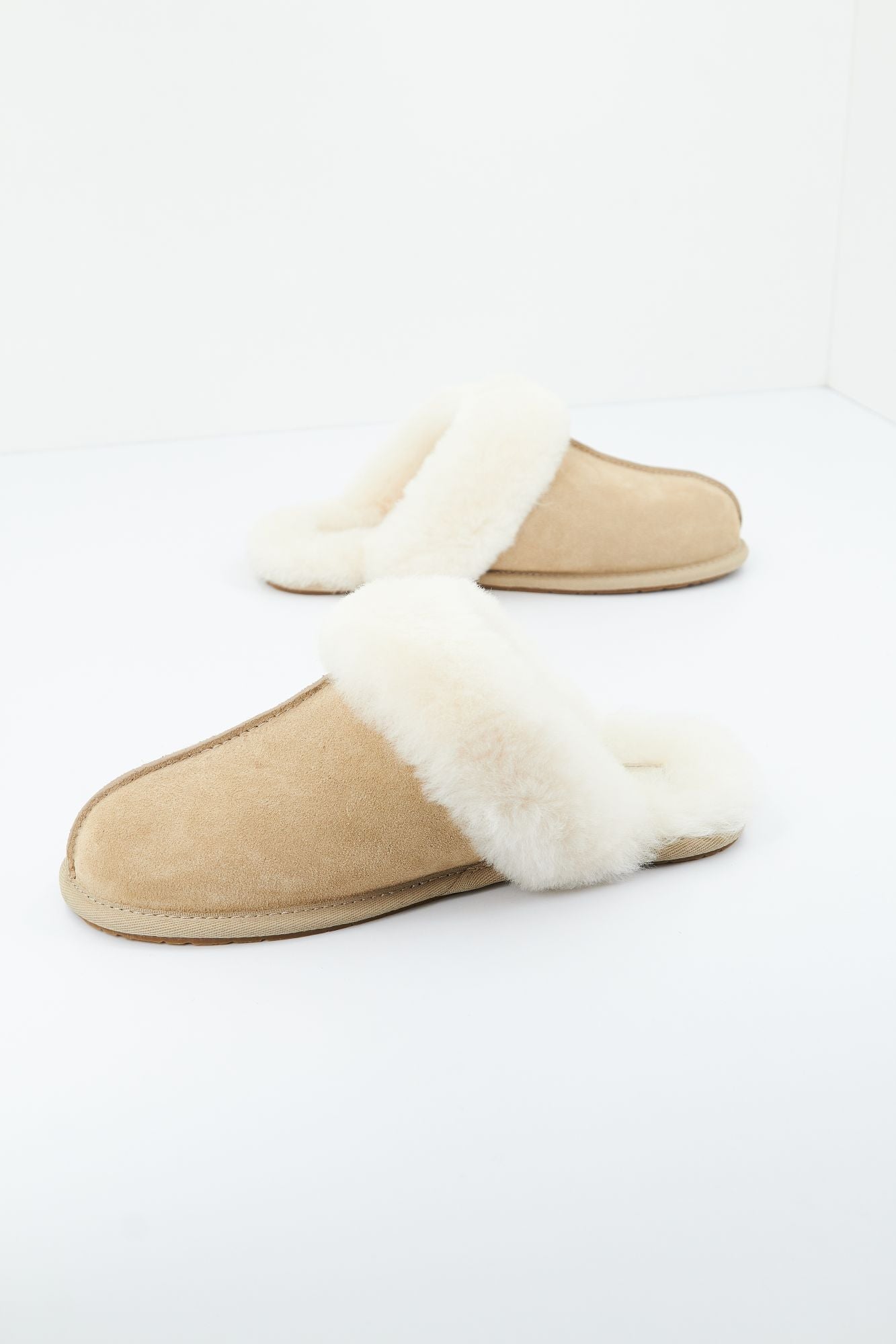 UGG W SCUFFETTE II en color MARRON CLARO (1)