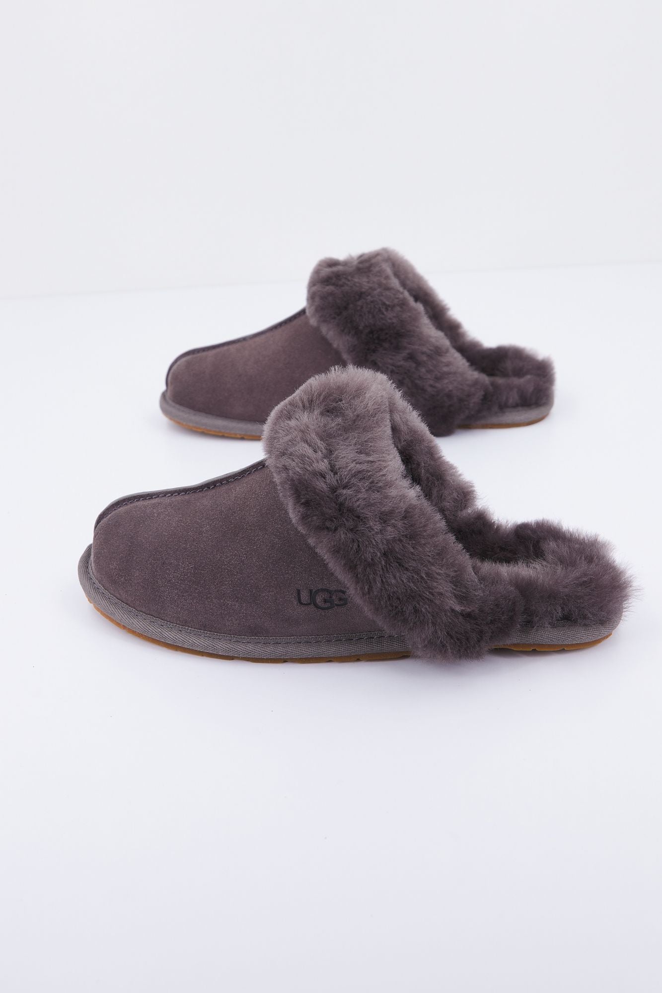 UGG SCUFFETTE en color MARRON (1)