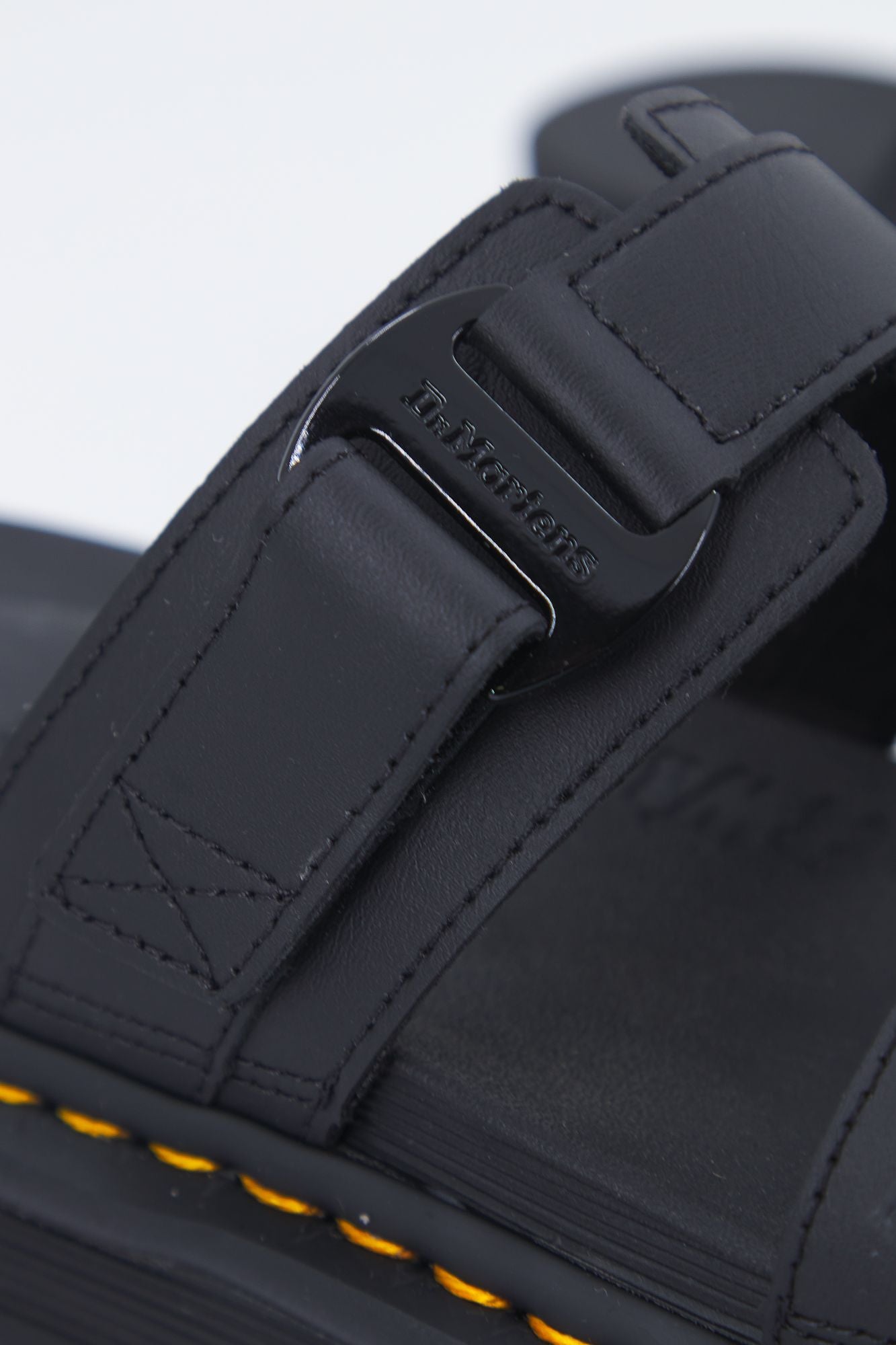 DR. MARTENS CHILTON HYDRO en color NEGRO (3)