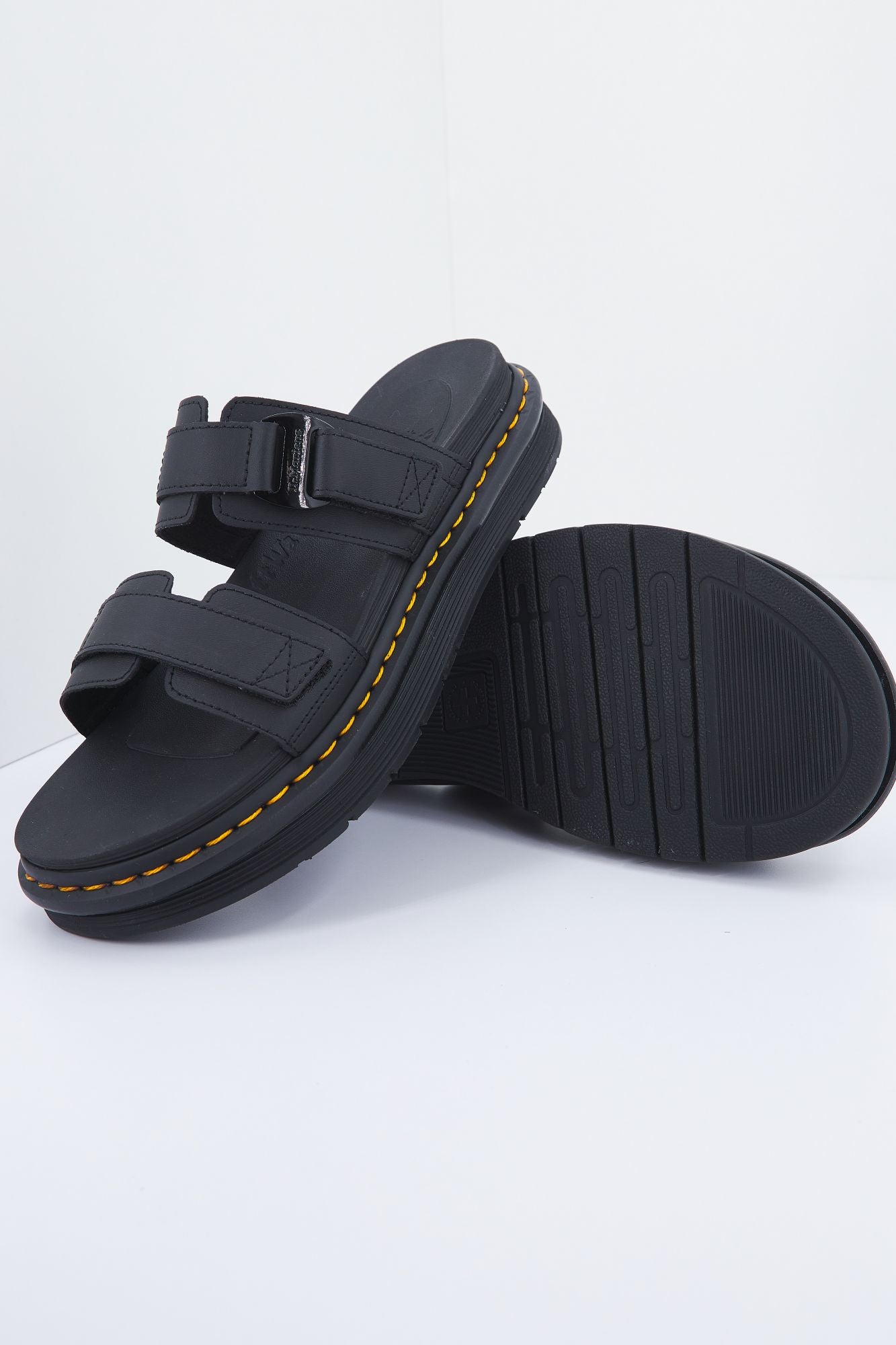DR. MARTENS CHILTON HYDRO en color NEGRO (4)