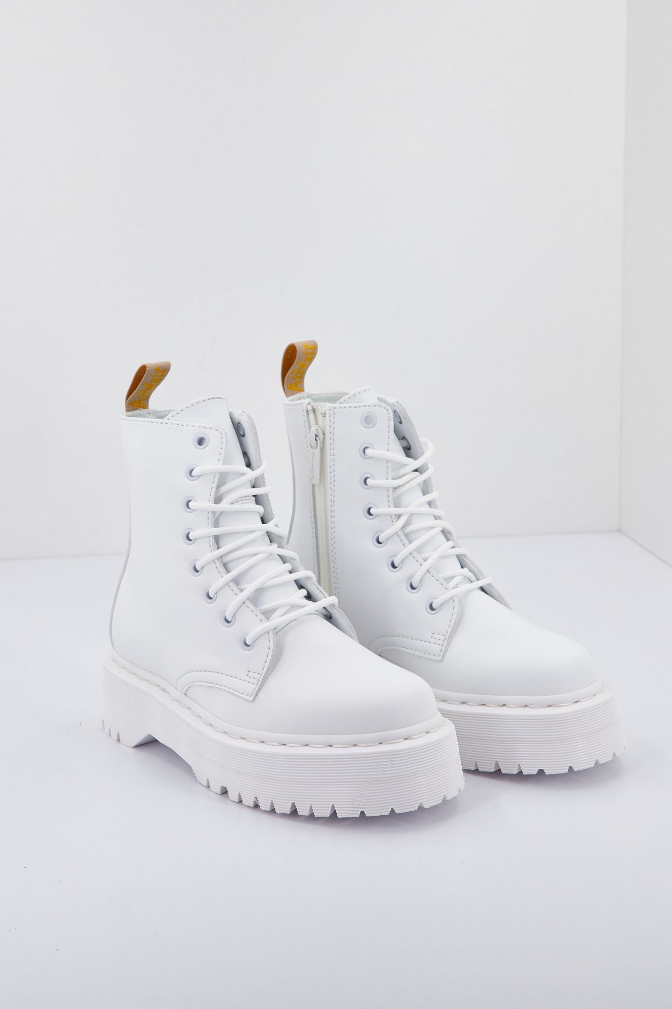 DR. MARTENS JADON II MONO OPTICAL WH en color BLANCO (2)