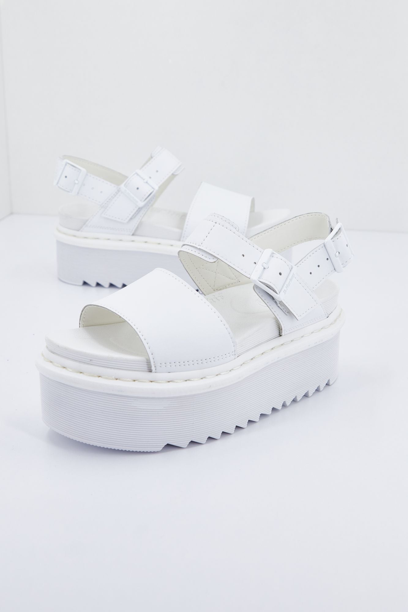DR. MARTENS VOSS QUAD WHITE HYDRO LEAT en color BLANCO (1)
