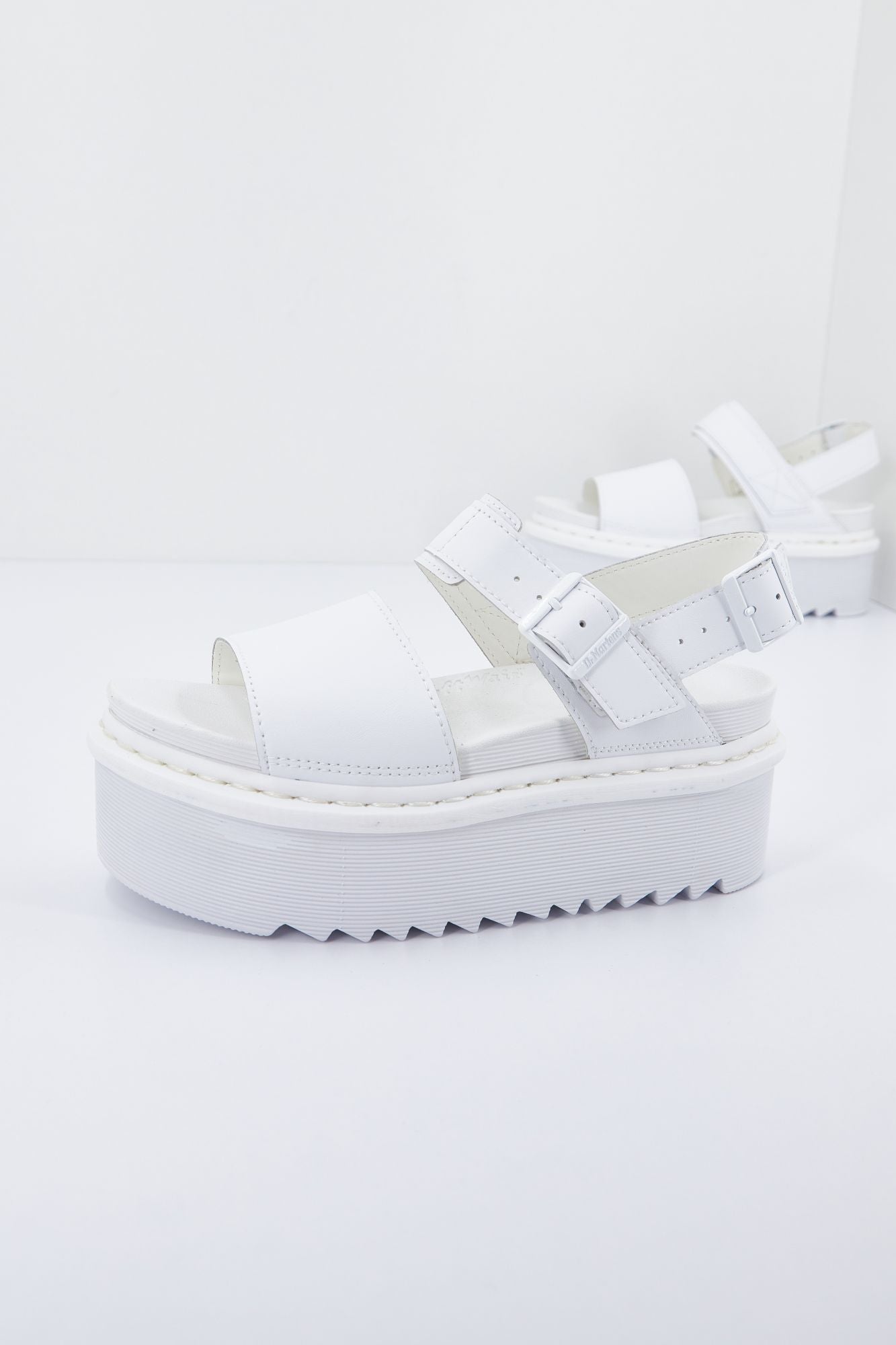 DR. MARTENS VOSS QUAD WHITE HYDRO LEAT en color BLANCO (2)