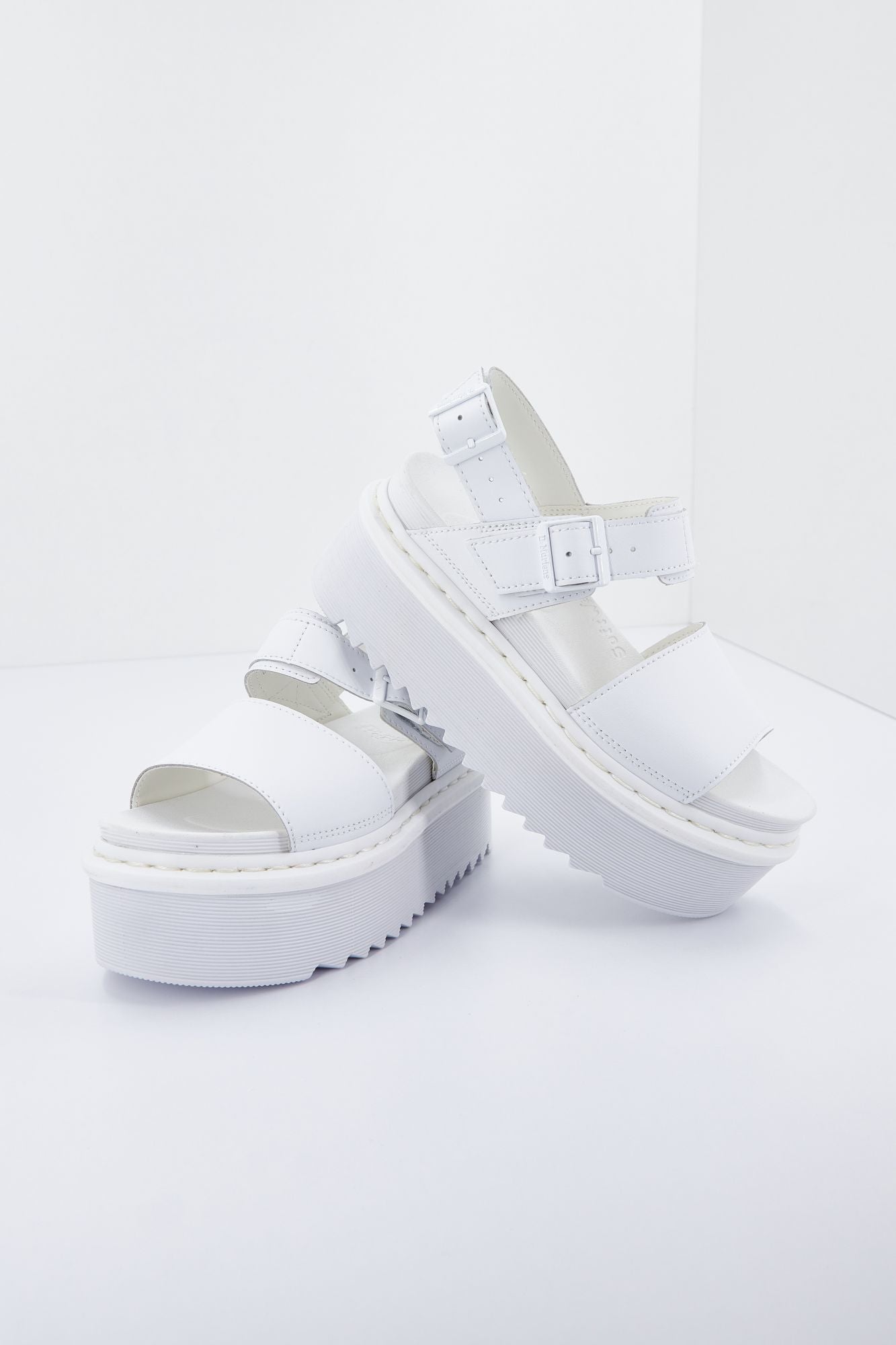 DR. MARTENS VOSS QUAD WHITE HYDRO LEAT en color BLANCO (3)