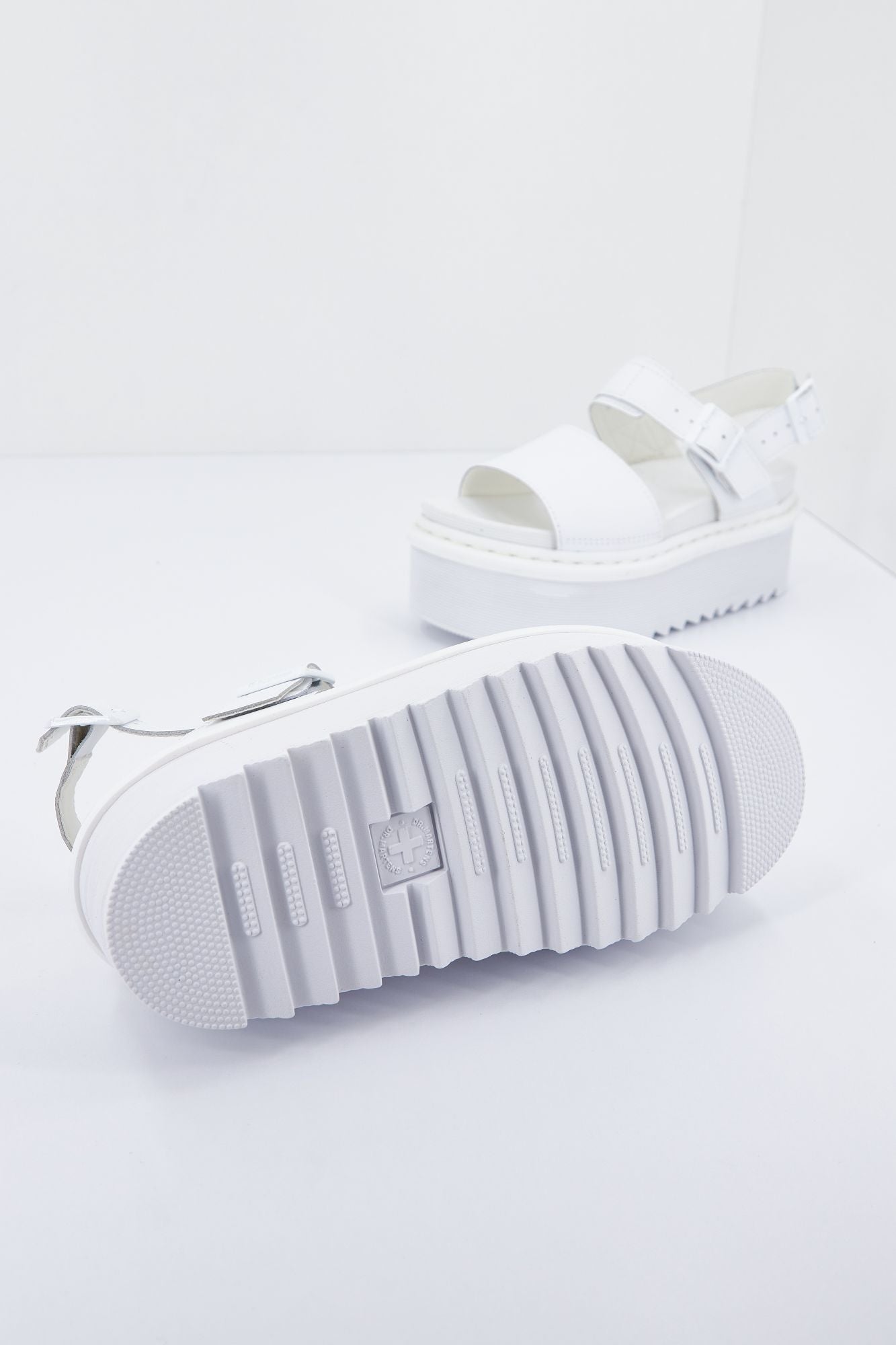 DR. MARTENS VOSS QUAD WHITE HYDRO LEAT en color BLANCO (4)