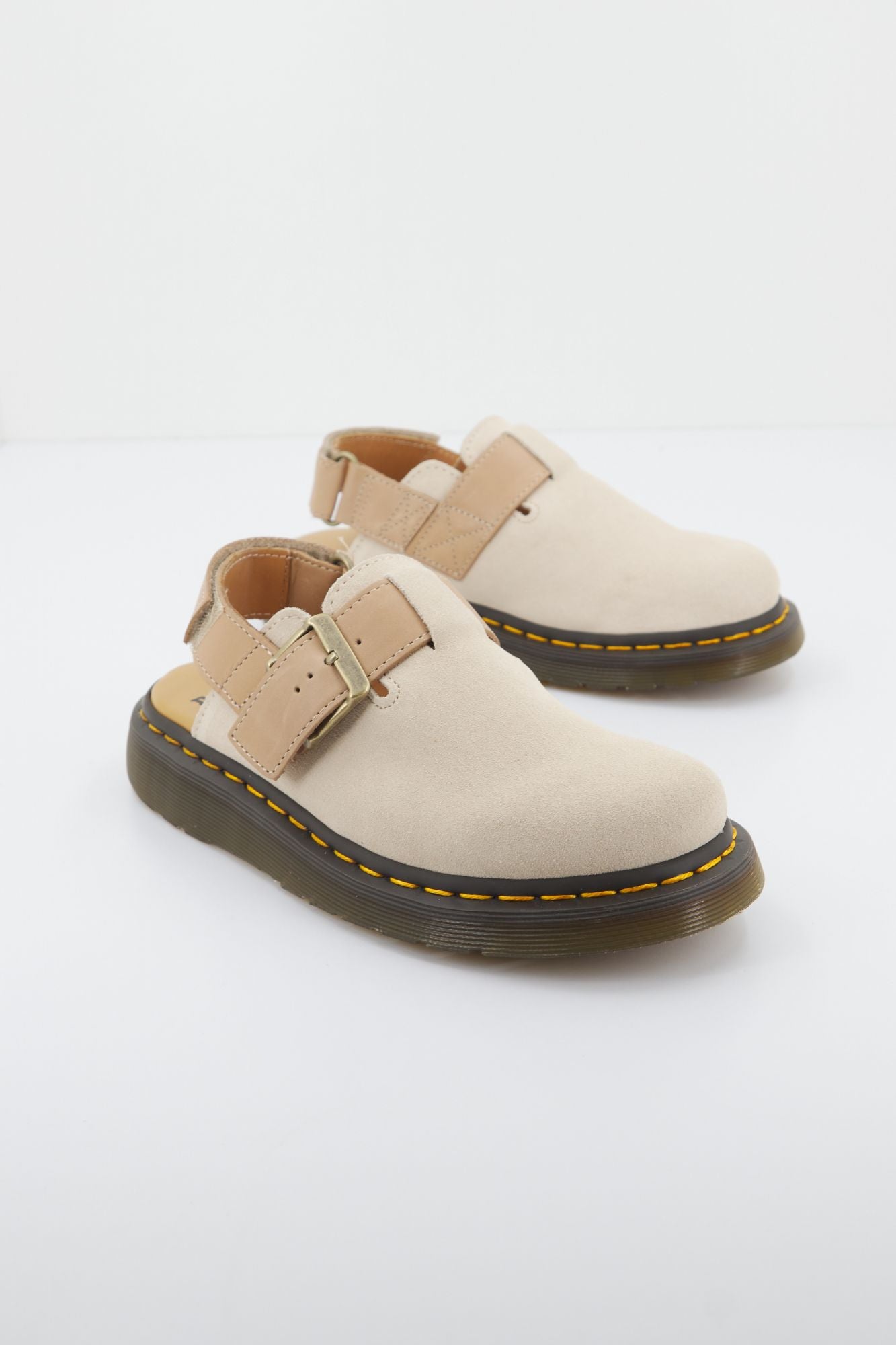 DR. MARTENS JORGE II PARCHMENT SUEDE en color BEIS (2)