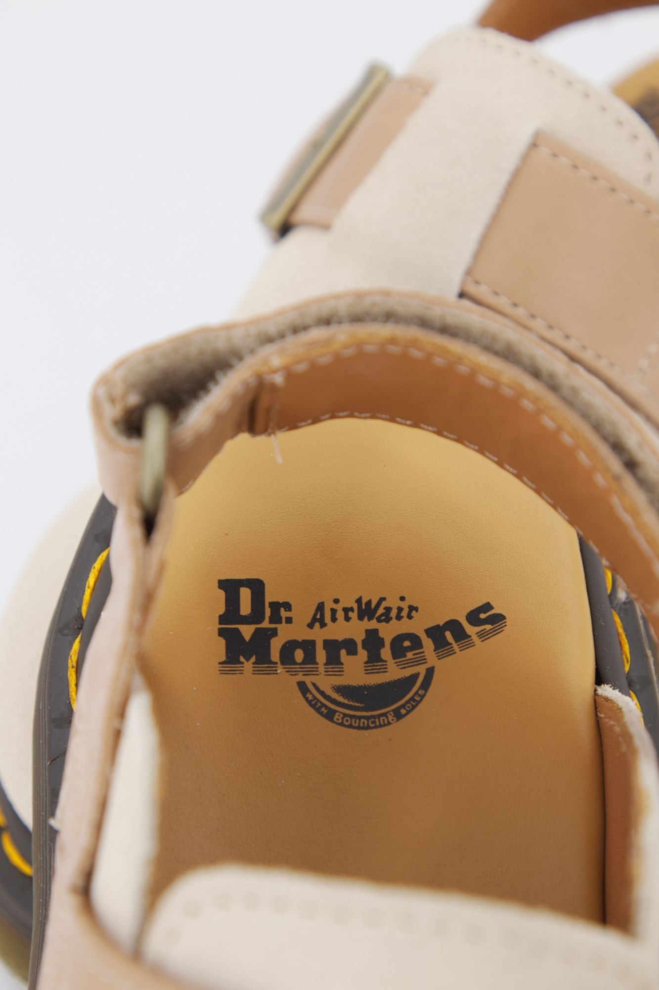 DR. MARTENS JORGE II PARCHMENT SUEDE en color BEIS (4)
