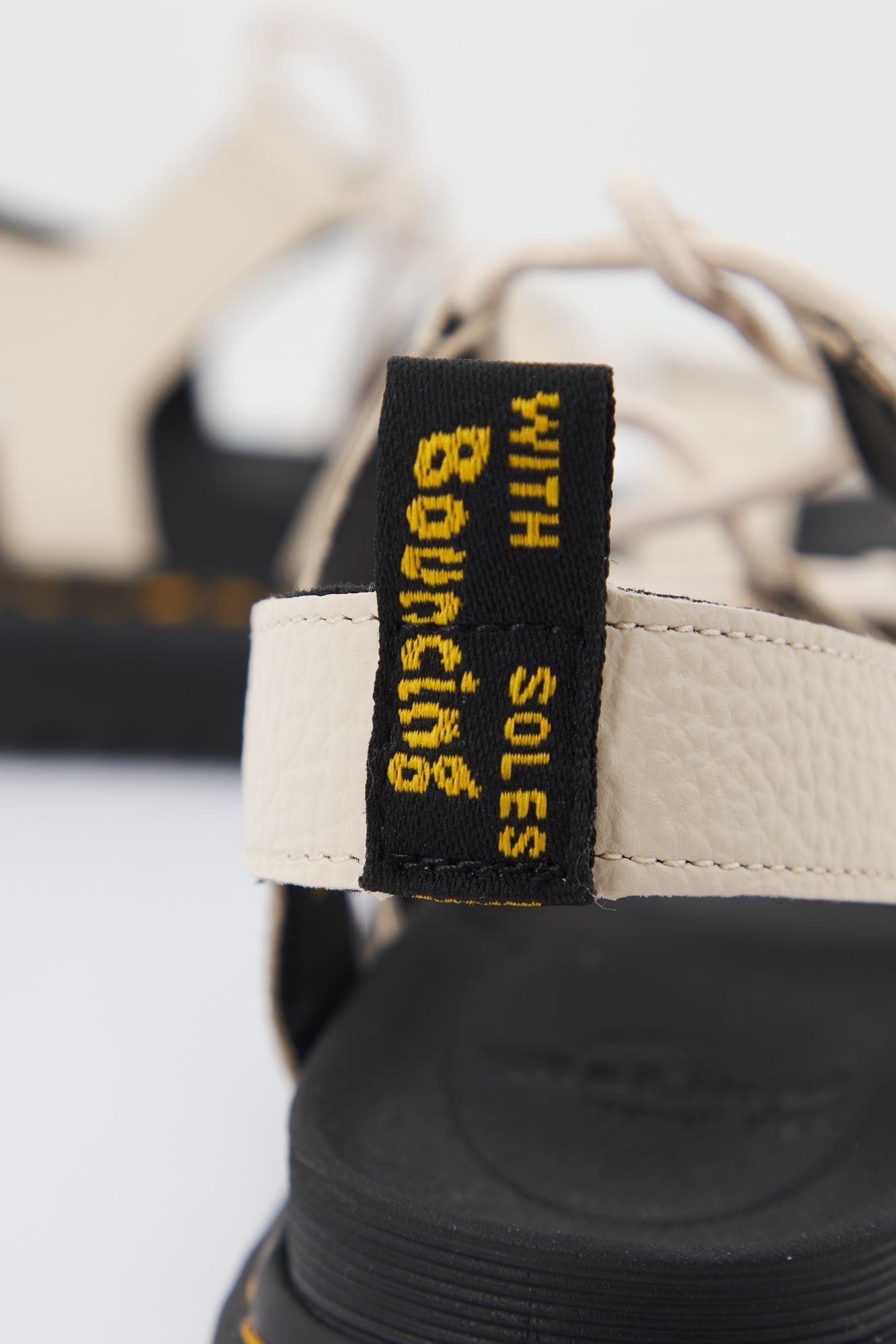 DR. MARTENS NARTILLA PARCHMENT MILLE en color BEIS (4)