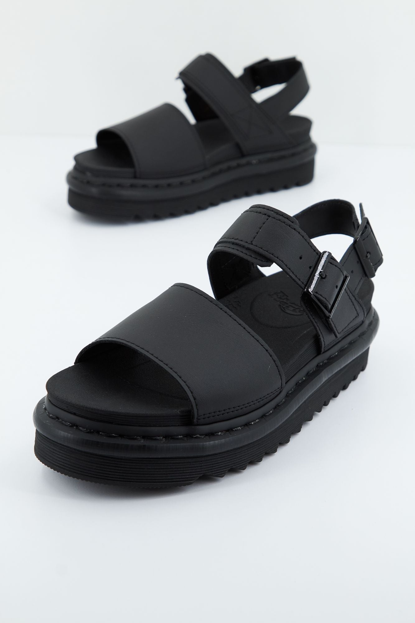 DR. MARTENS VOSS HYDRO en color NEGRO (2)