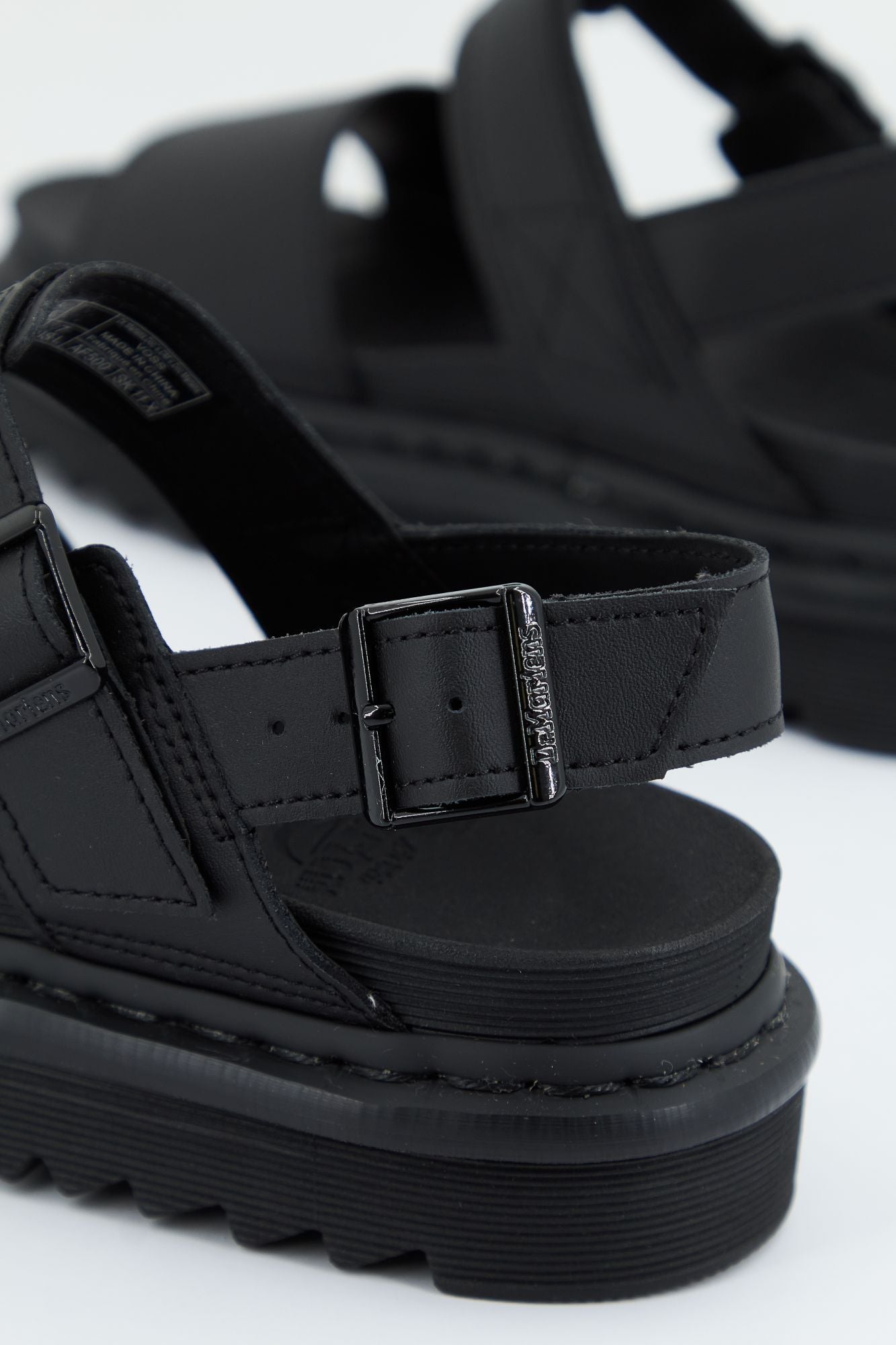 DR. MARTENS VOSS HYDRO en color NEGRO (3)