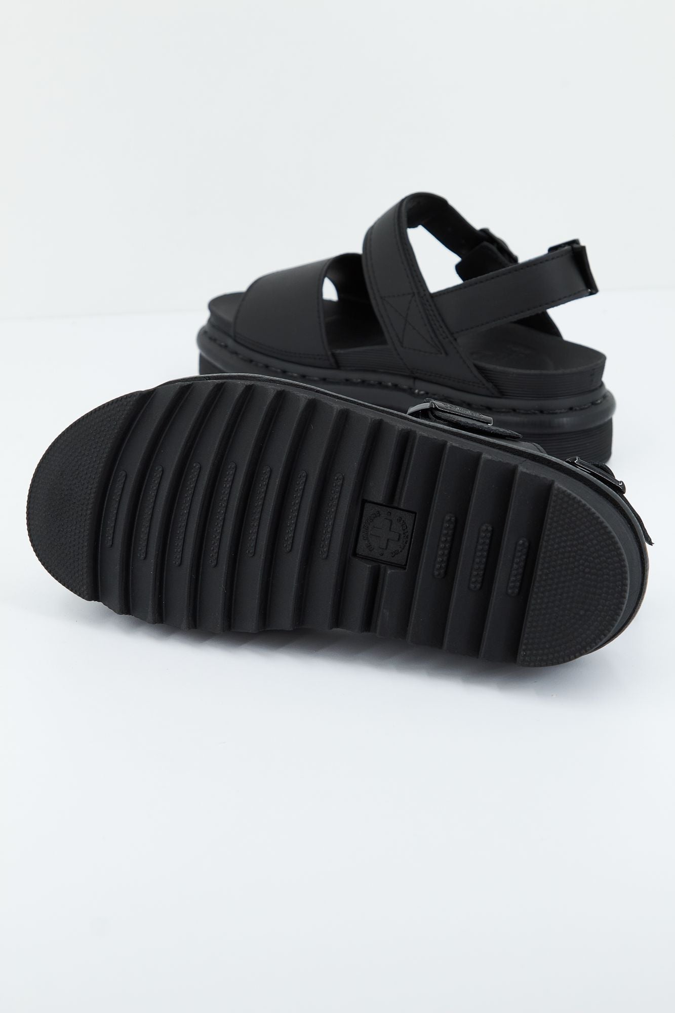 DR. MARTENS VOSS HYDRO en color NEGRO (4)