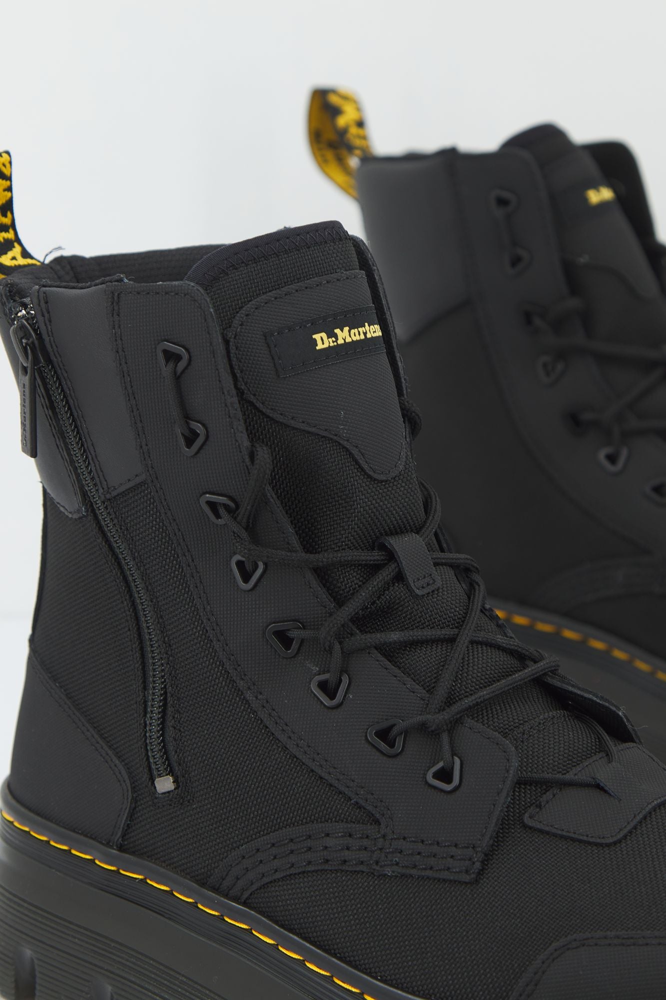 DR. MARTENS TARIK ZIP en color NEGRO (4)
