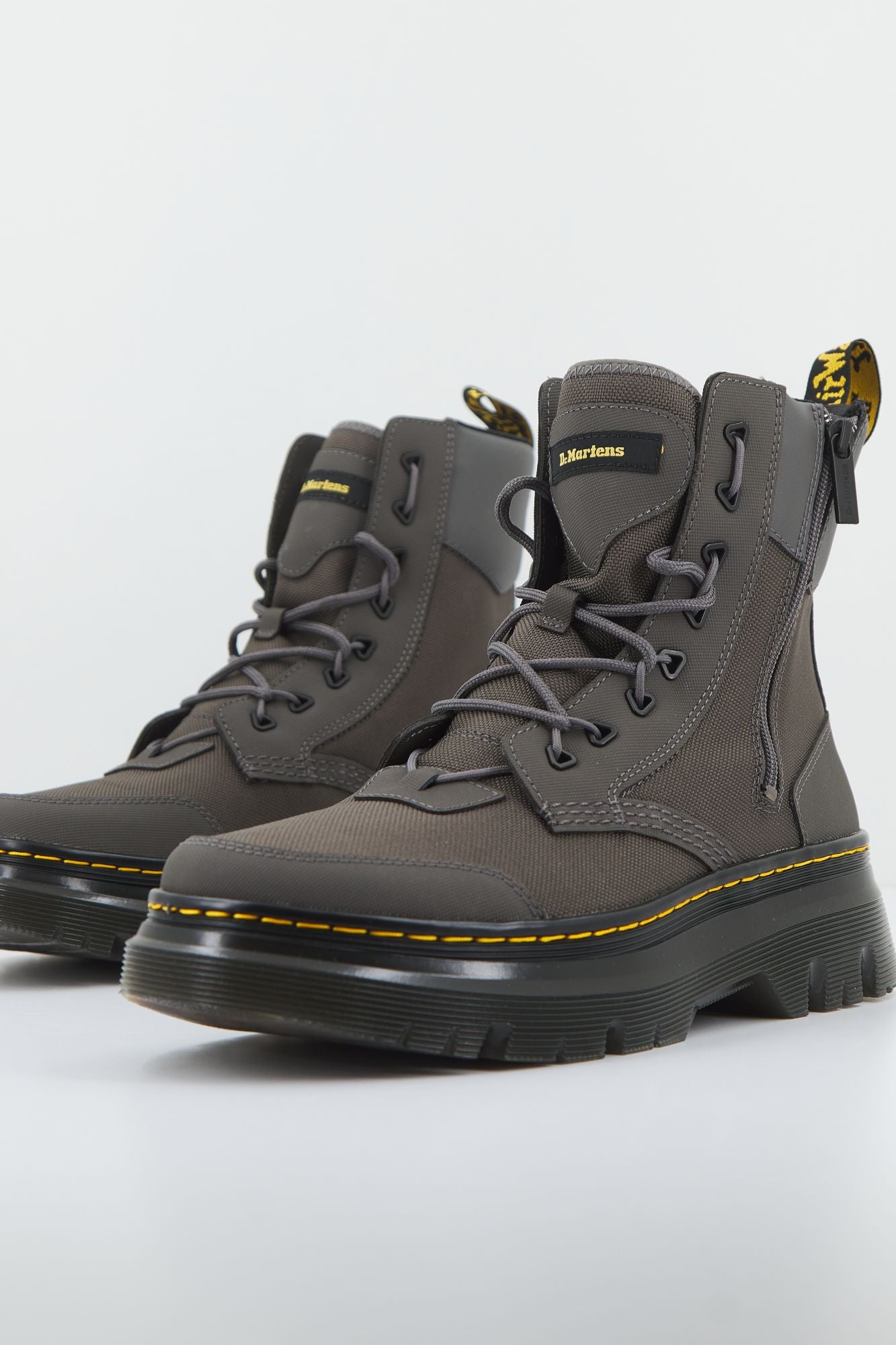 DR. MARTENS TARIK ZIP en color GRIS (1)
