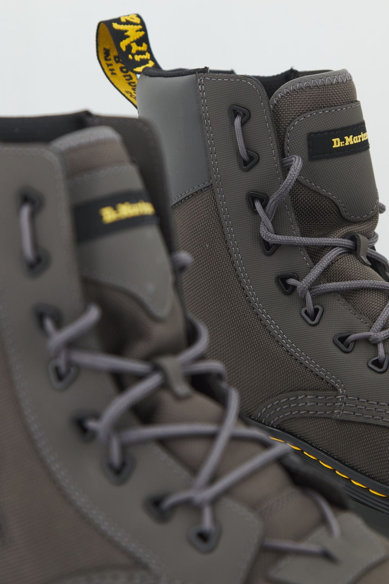 DR. MARTENS TARIK ZIP en color GRIS (4)