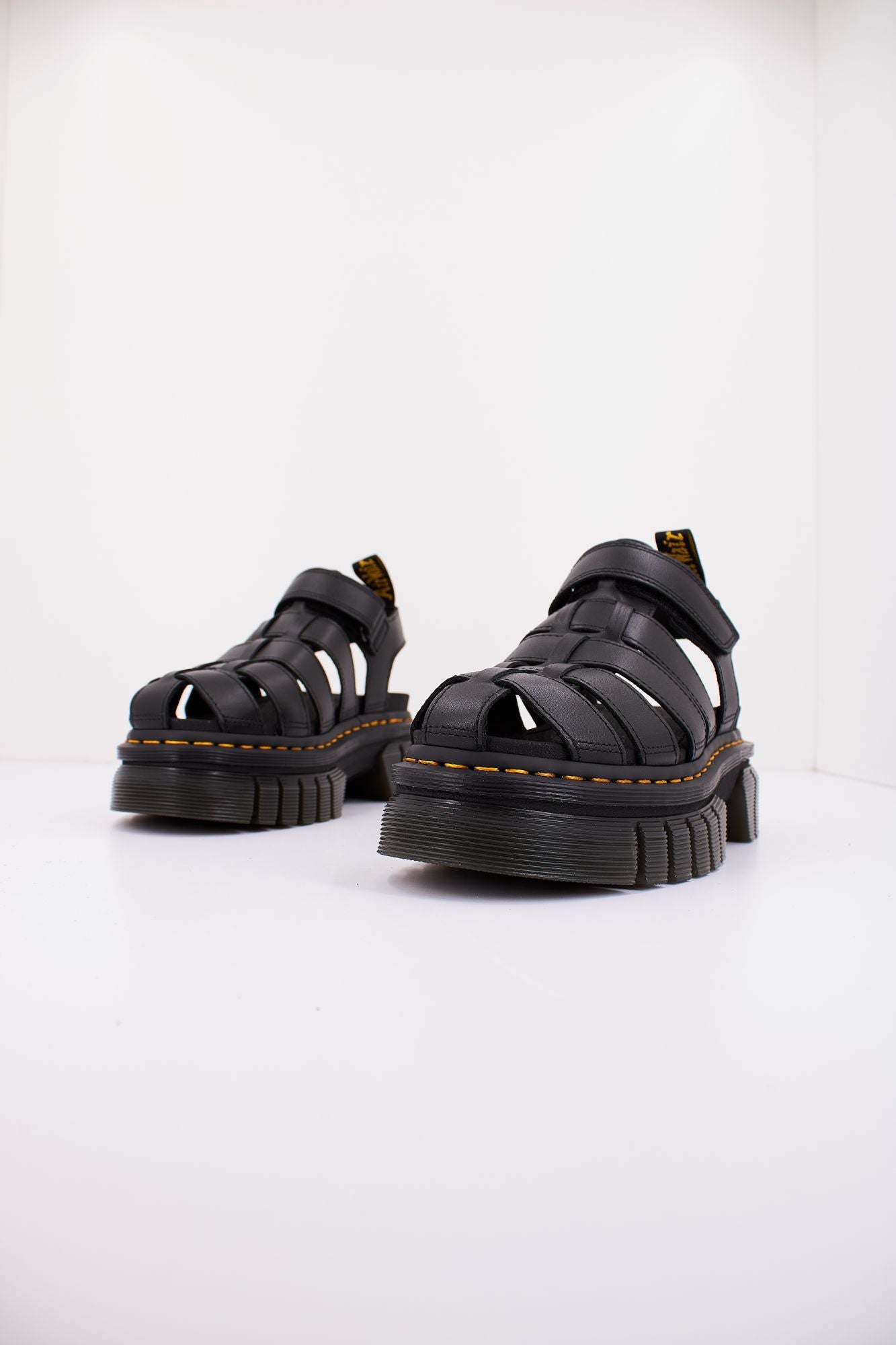 DR. MARTENS RICKI FISHERMAN en color NEGRO (2)