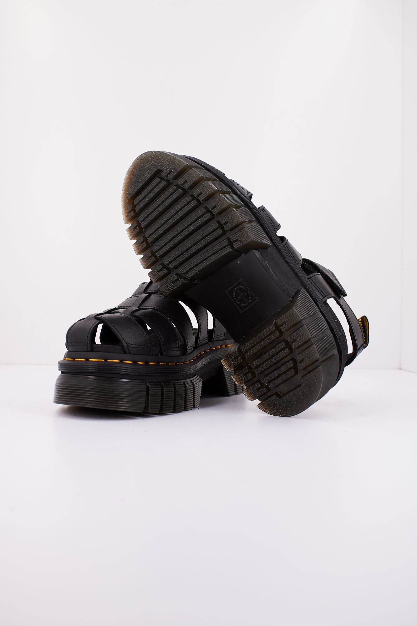 DR. MARTENS RICKI FISHERMAN en color NEGRO (4)