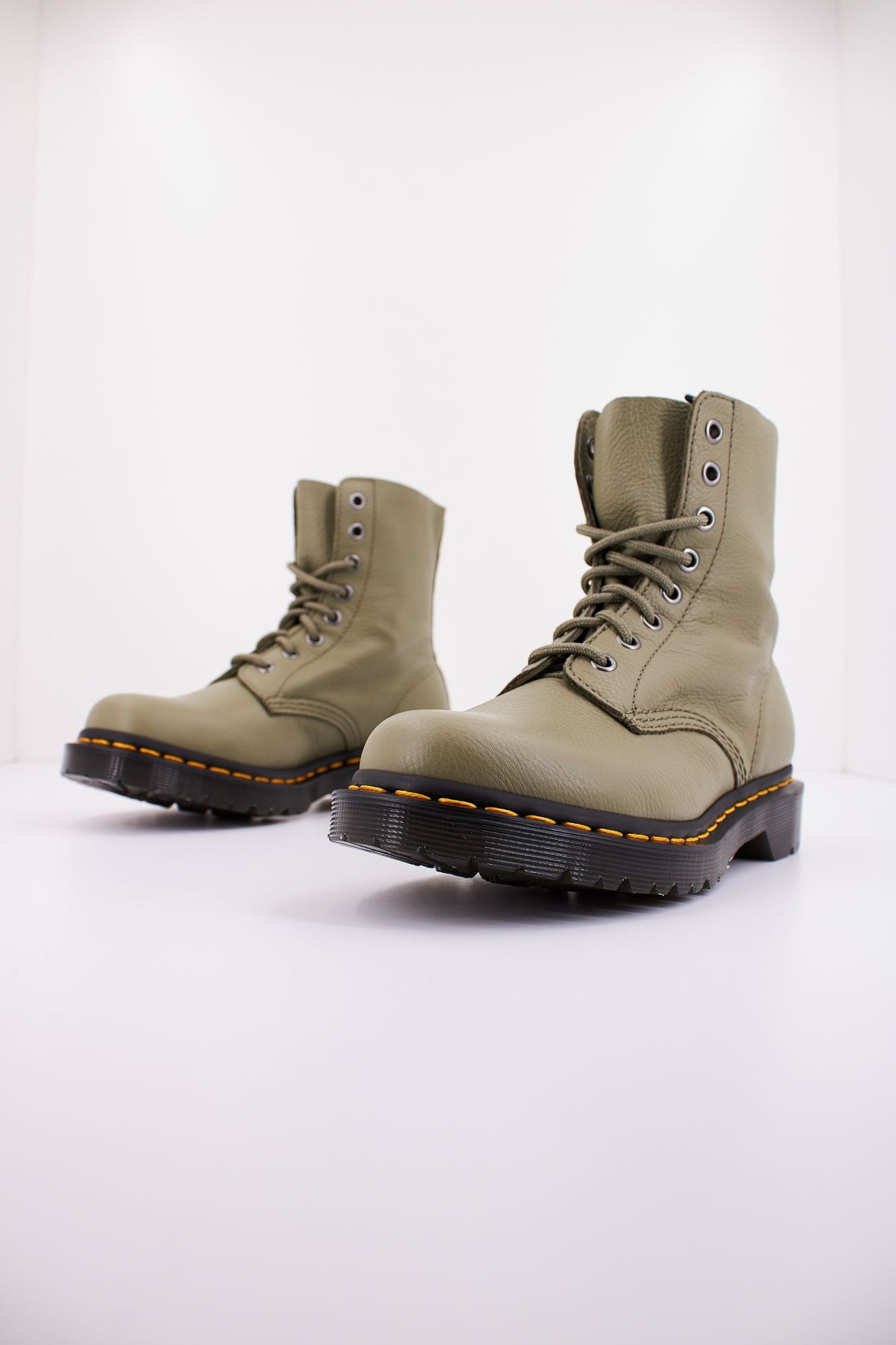 DR. MARTENS 1460 PASCAL en color VERDE (2)