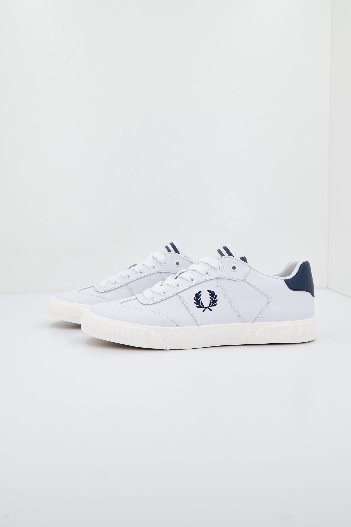 FRED PERRY CLAY PERF LEATHER en color BLANCO (2)