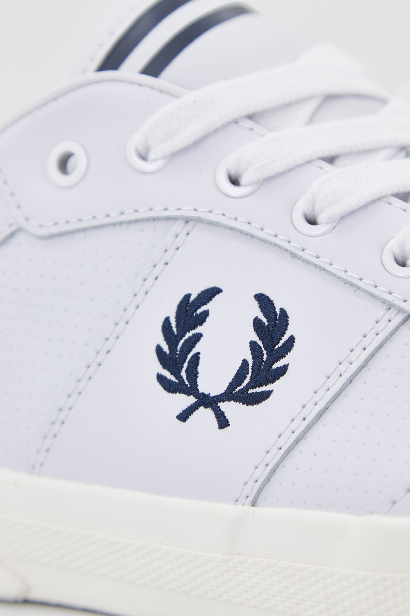 FRED PERRY CLAY PERF LEATHER en color BLANCO (4)