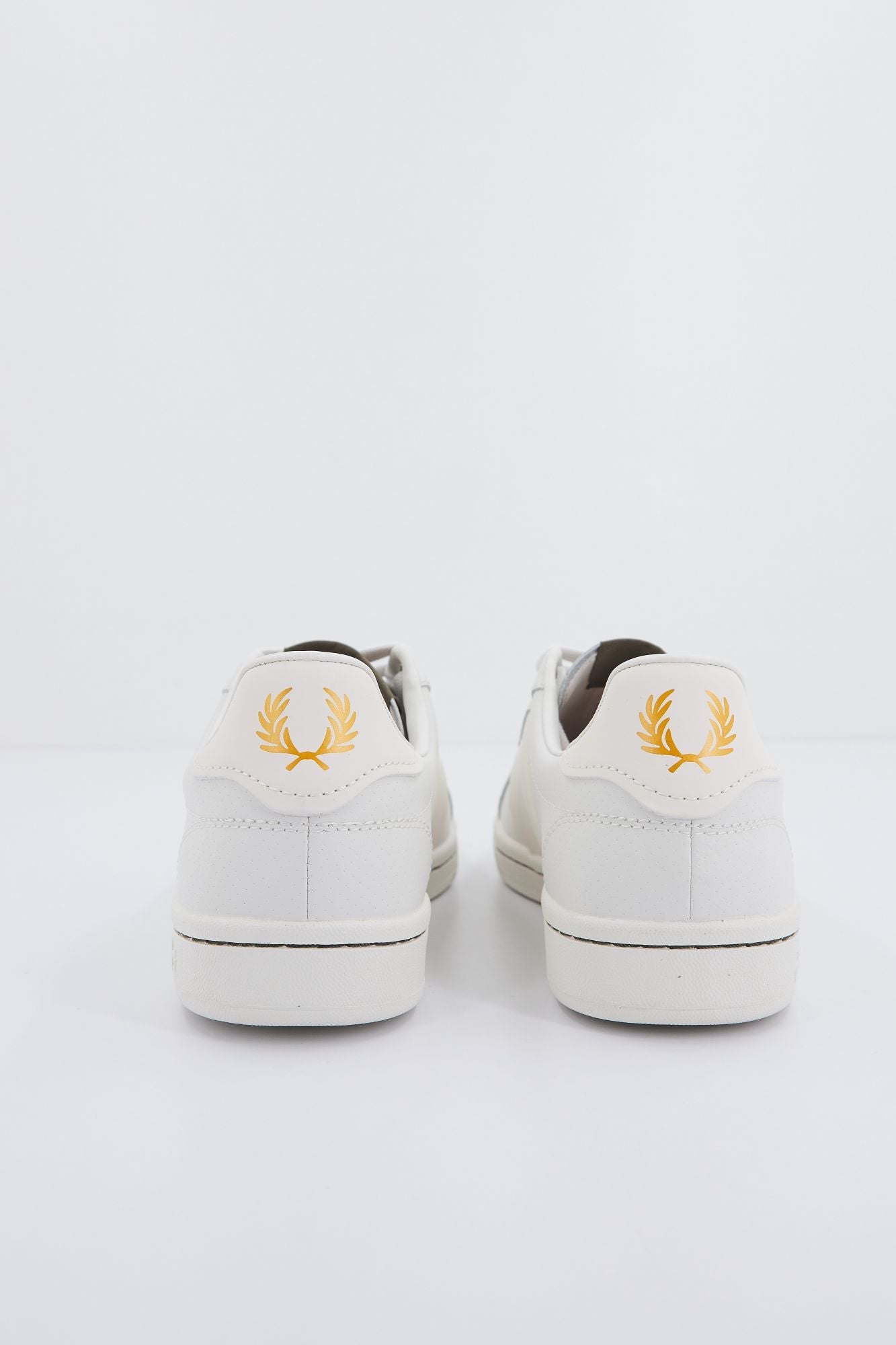 FRED PERRY PERF LEATHER en color BEIS (3)