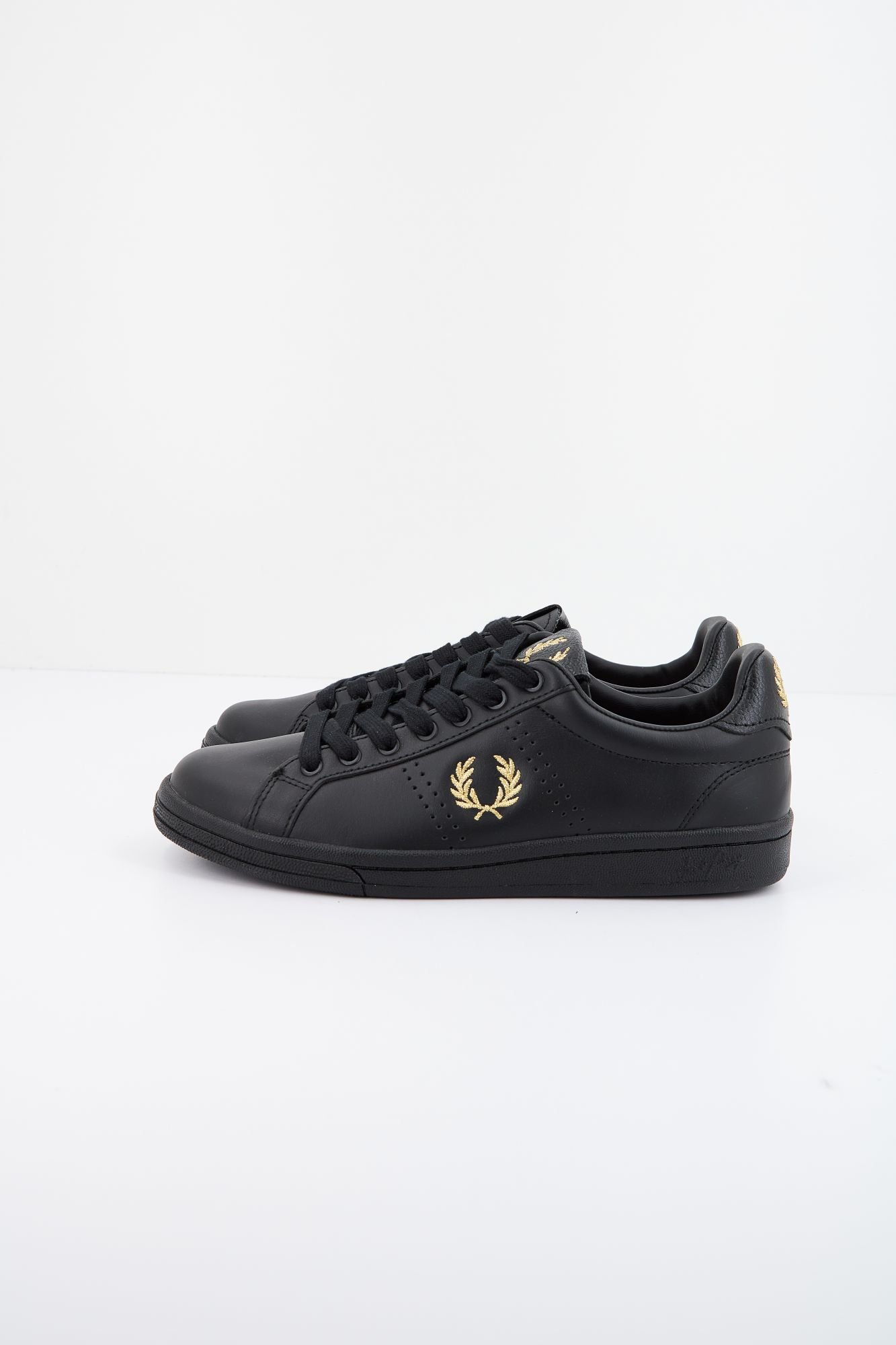 FRED PERRY LEATHER TAB en color NEGRO (1)
