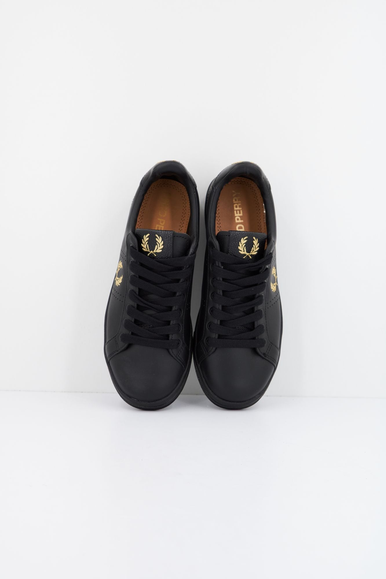 FRED PERRY LEATHER TAB en color NEGRO (2)