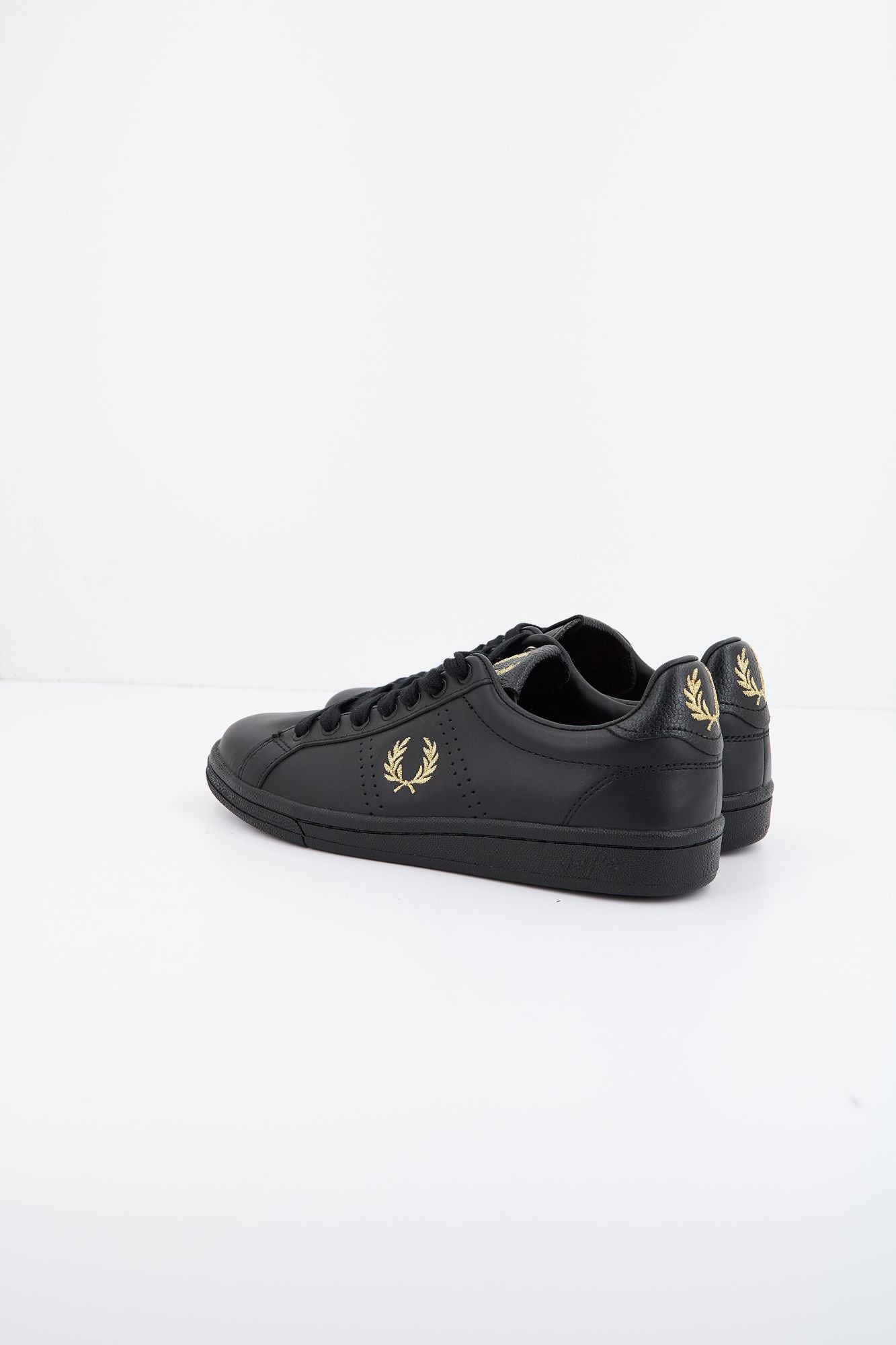 FRED PERRY LEATHER TAB en color NEGRO (3)