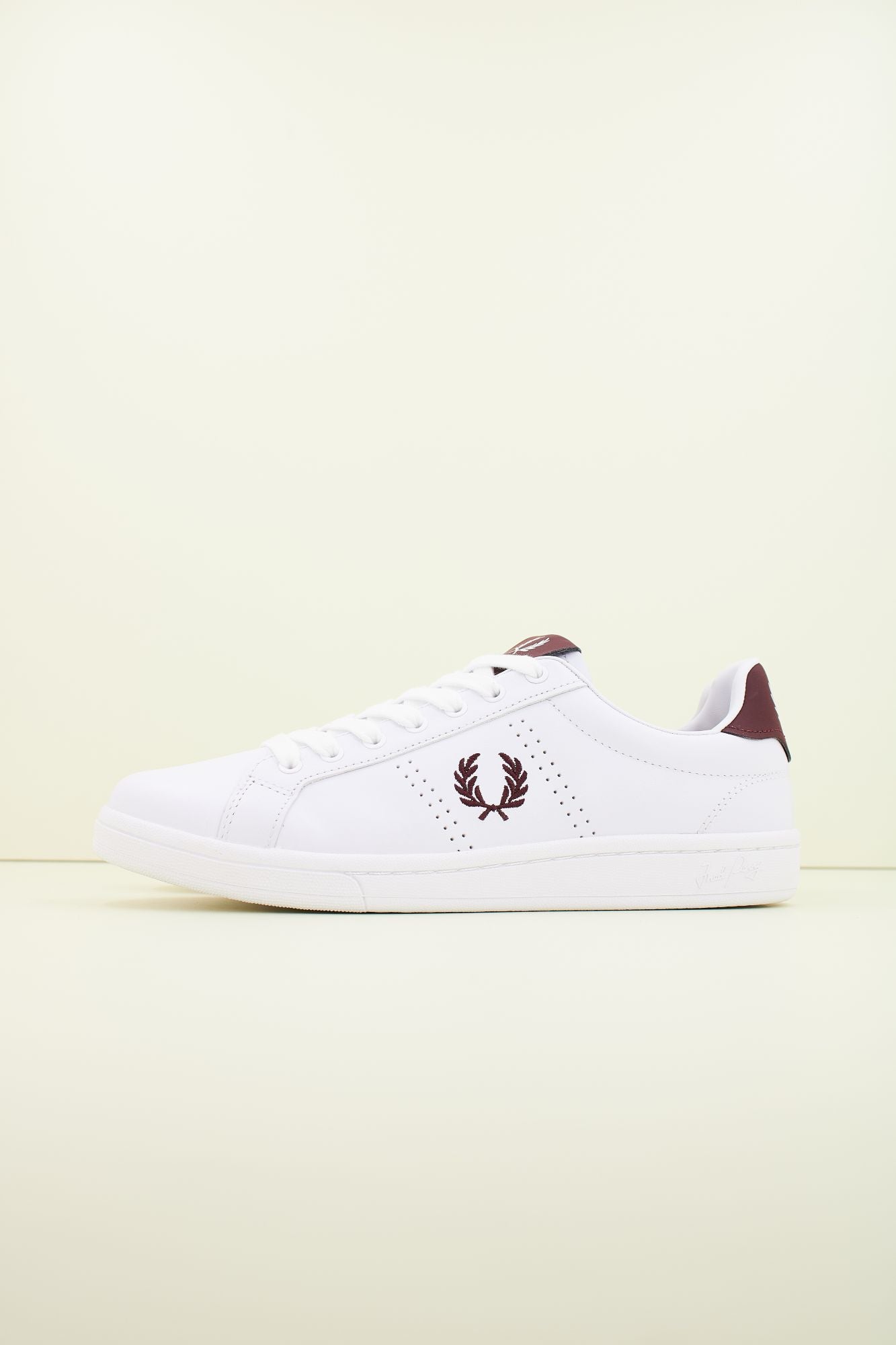 FRED PERRY LEATHER en color BLANCO (1)
