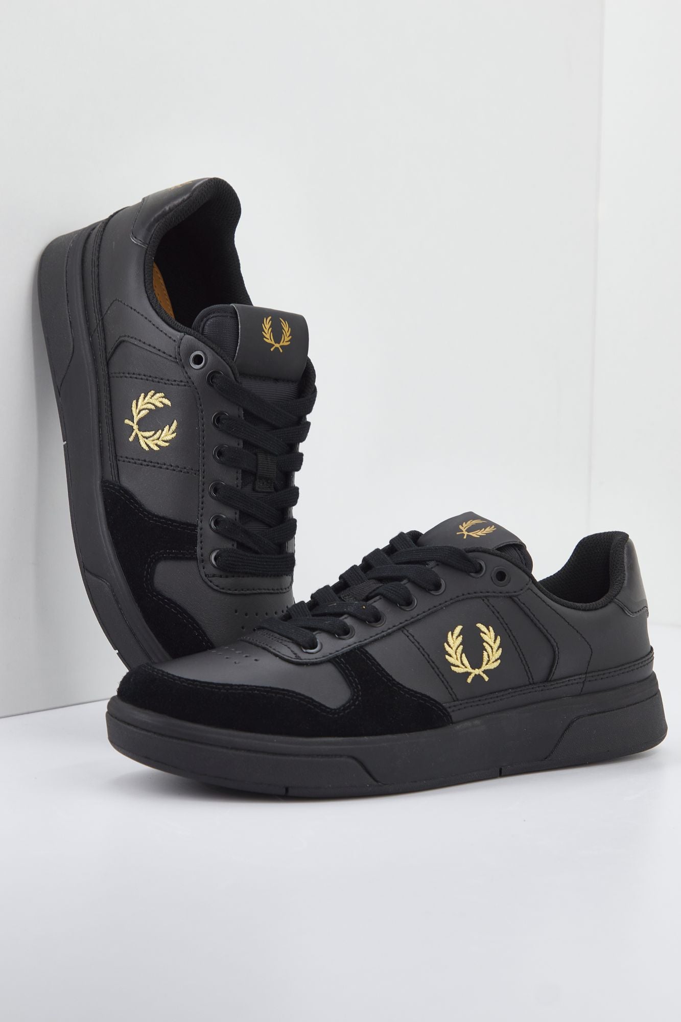 FRED PERRY B300 LEATHER en color NEGRO (1)