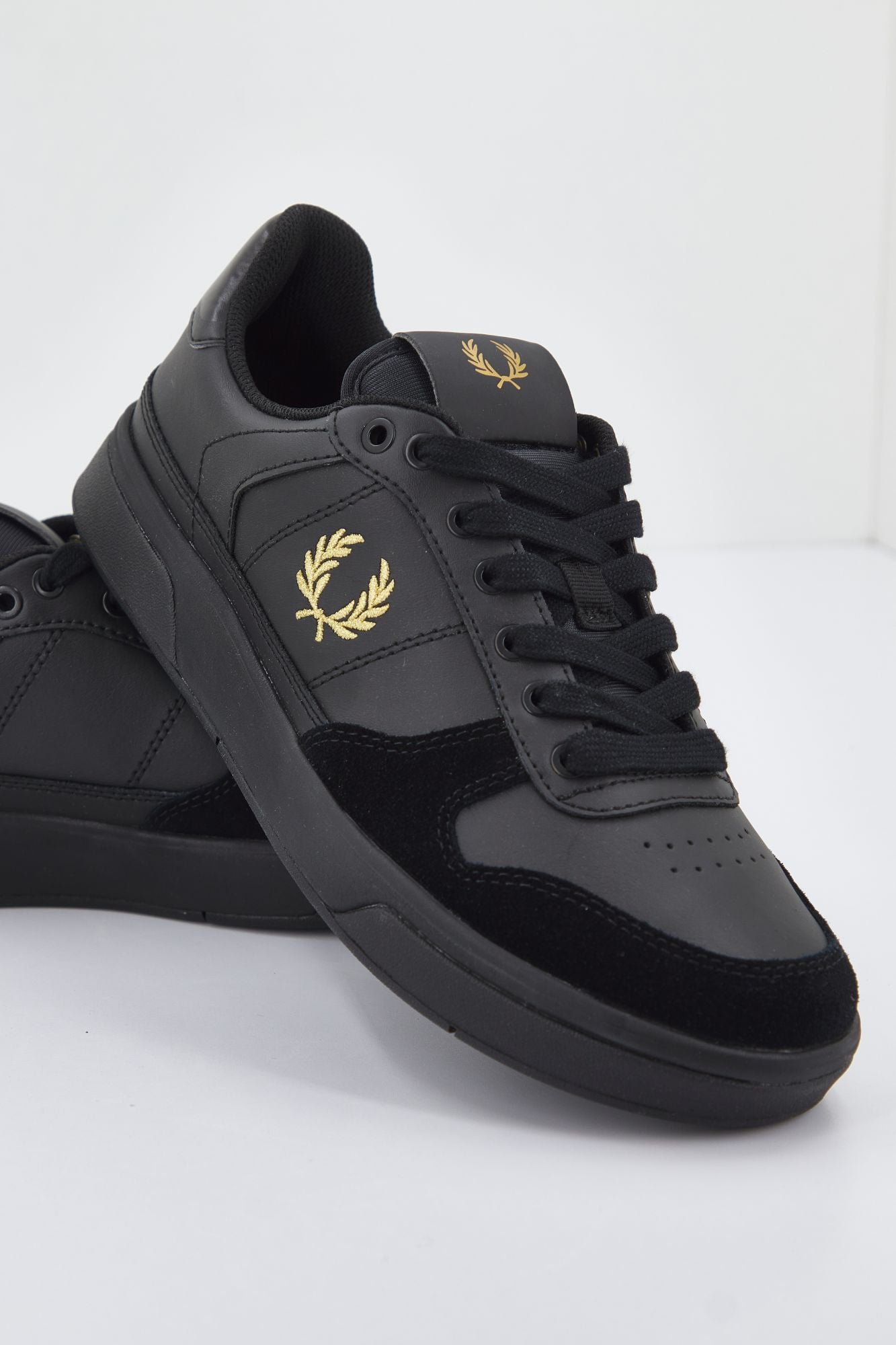 FRED PERRY B300 LEATHER en color NEGRO (2)