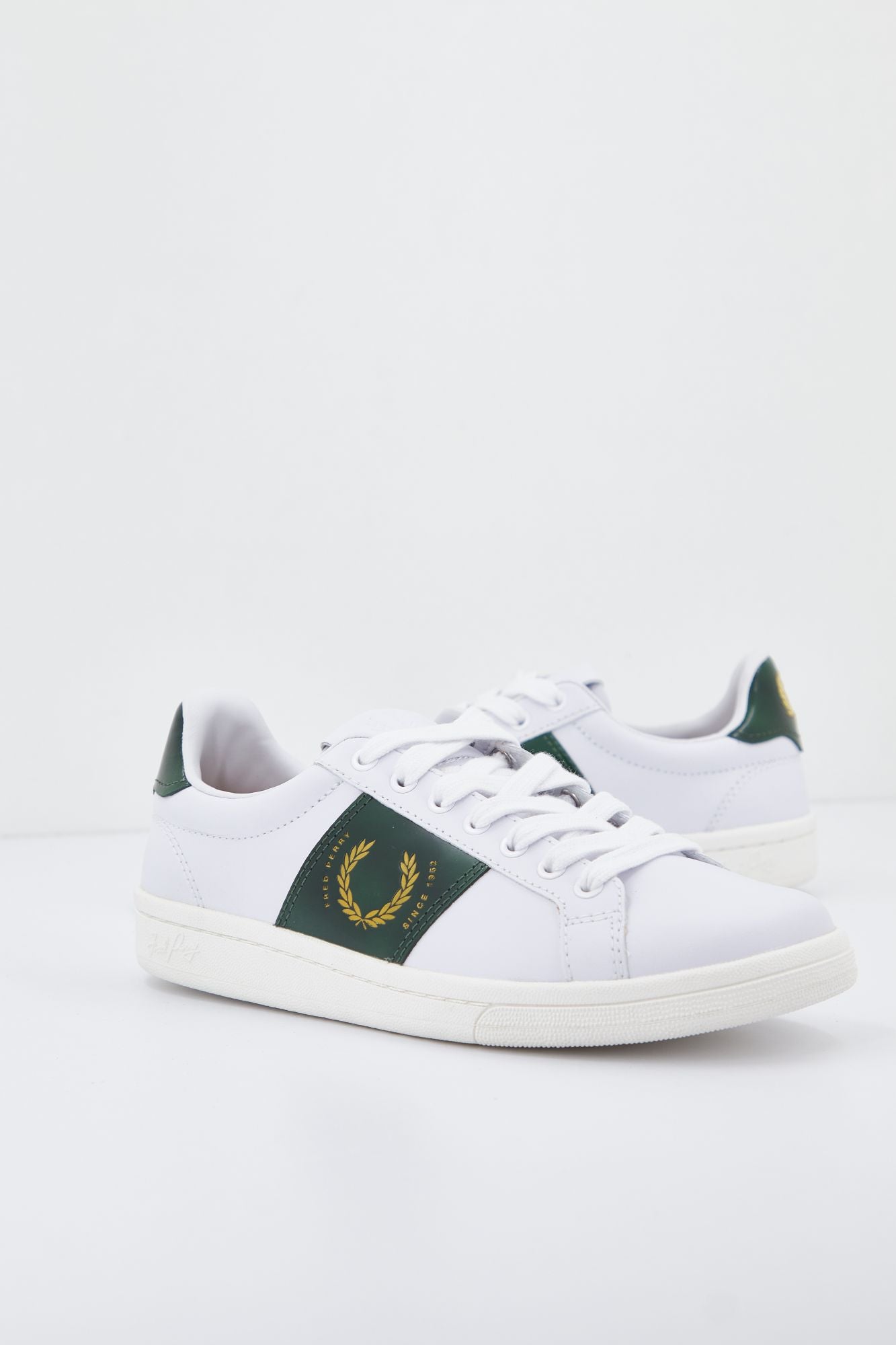 FRED PERRY B721 LEATHER en color BLANCO (1)