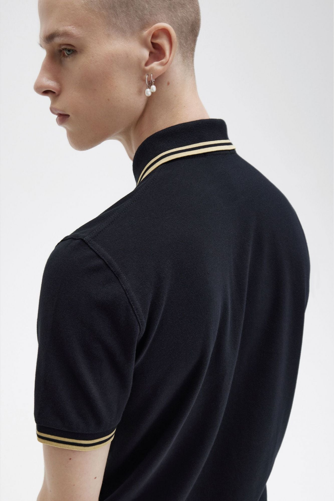 FRED PERRY TWIN TIPPED en color NEGRO (4)