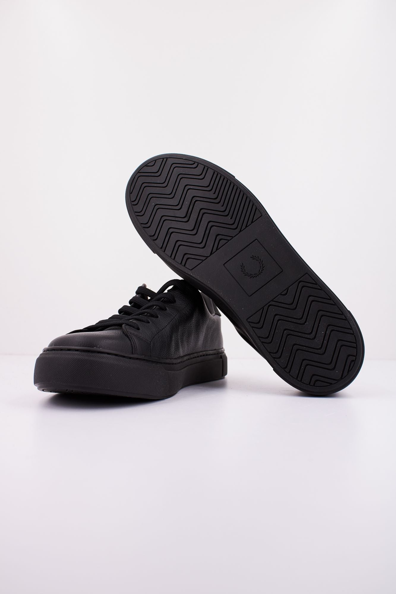 FRED PERRY B71 TUMBLED LEATHER en color NEGRO (4)