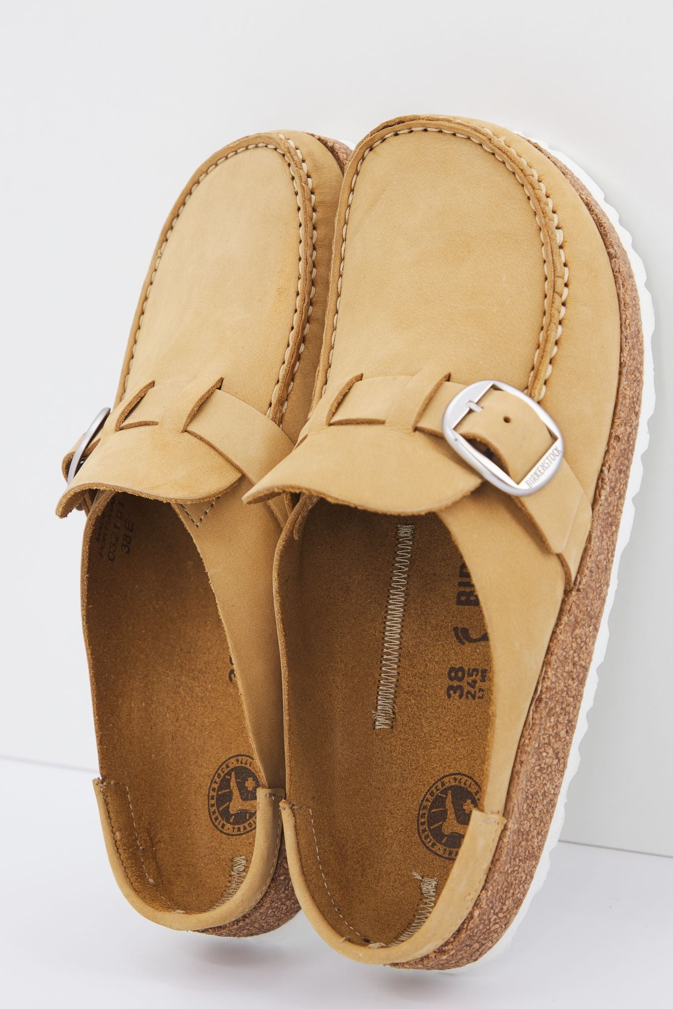 BIRKENSTOCK BUCKLEY NUBUK en color MARRON CLARO (1)