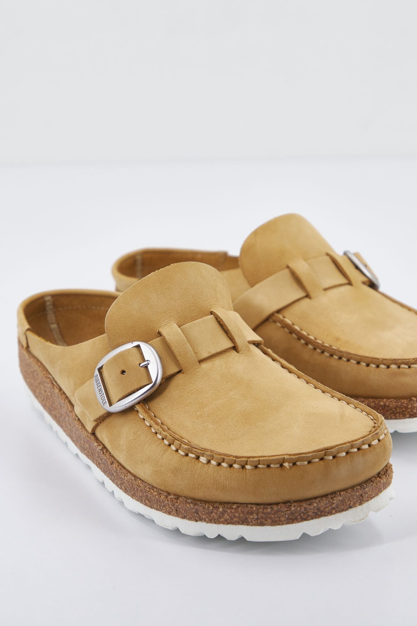 BIRKENSTOCK BUCKLEY NUBUK en color MARRON CLARO (2)