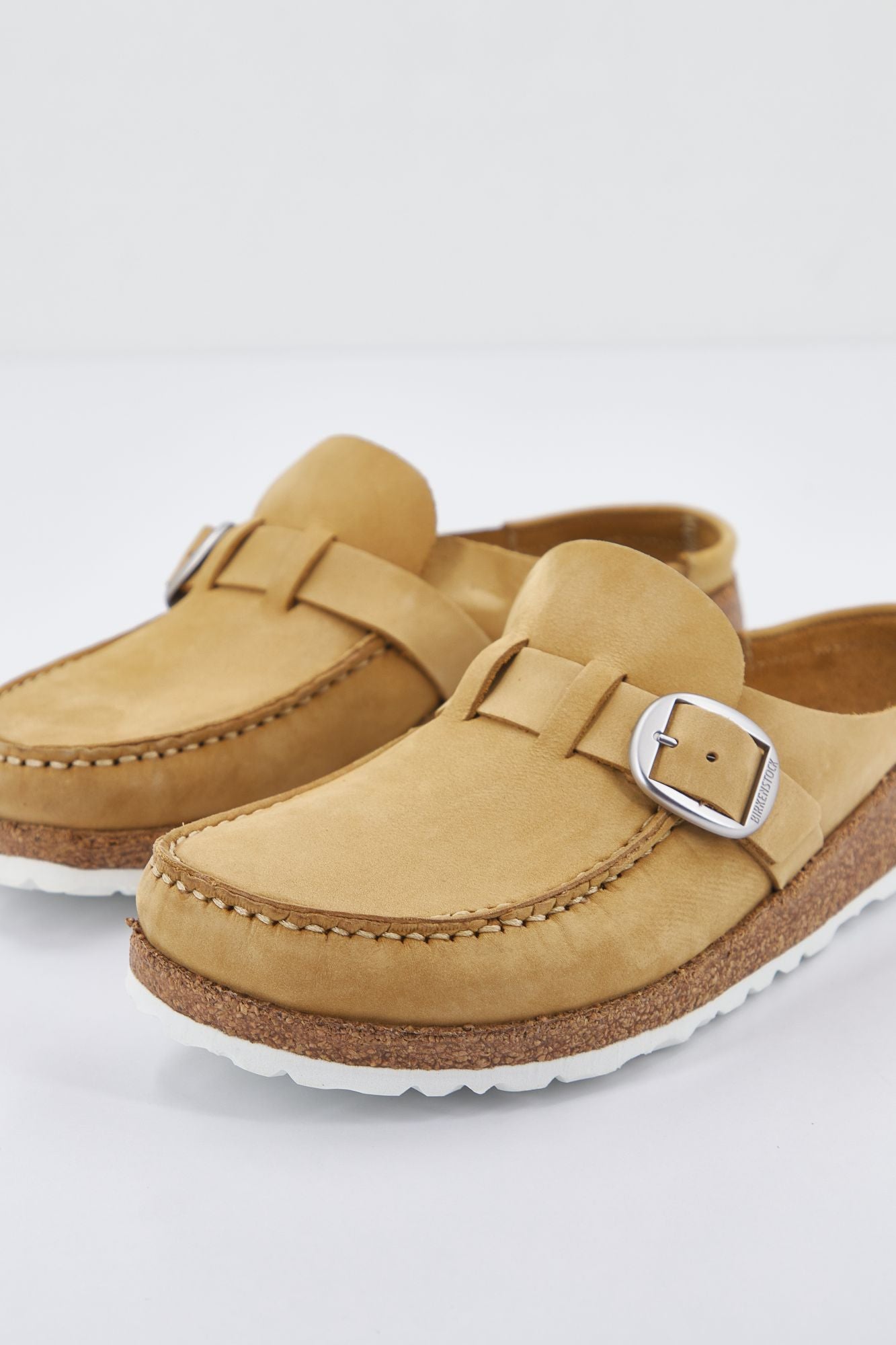 BIRKENSTOCK BUCKLEY NUBUK en color MARRON CLARO (3)