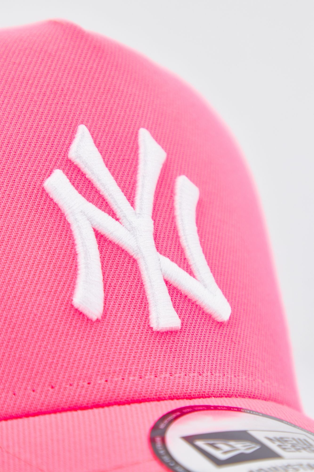 NEW ERA TONAL MESH TRUCKER NEYYAN en color ROSA (4)