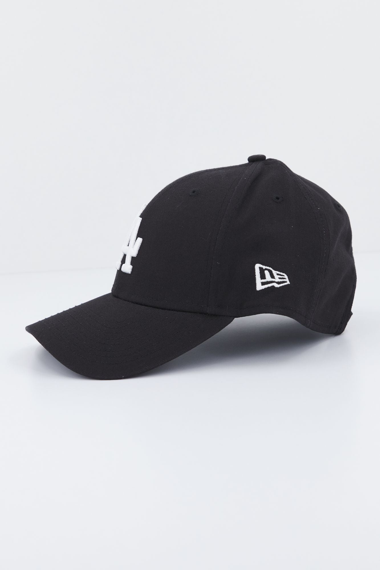 NEW ERA LEAGUE ESSENTIAL 9FORTY LO en color NEGRO (2)