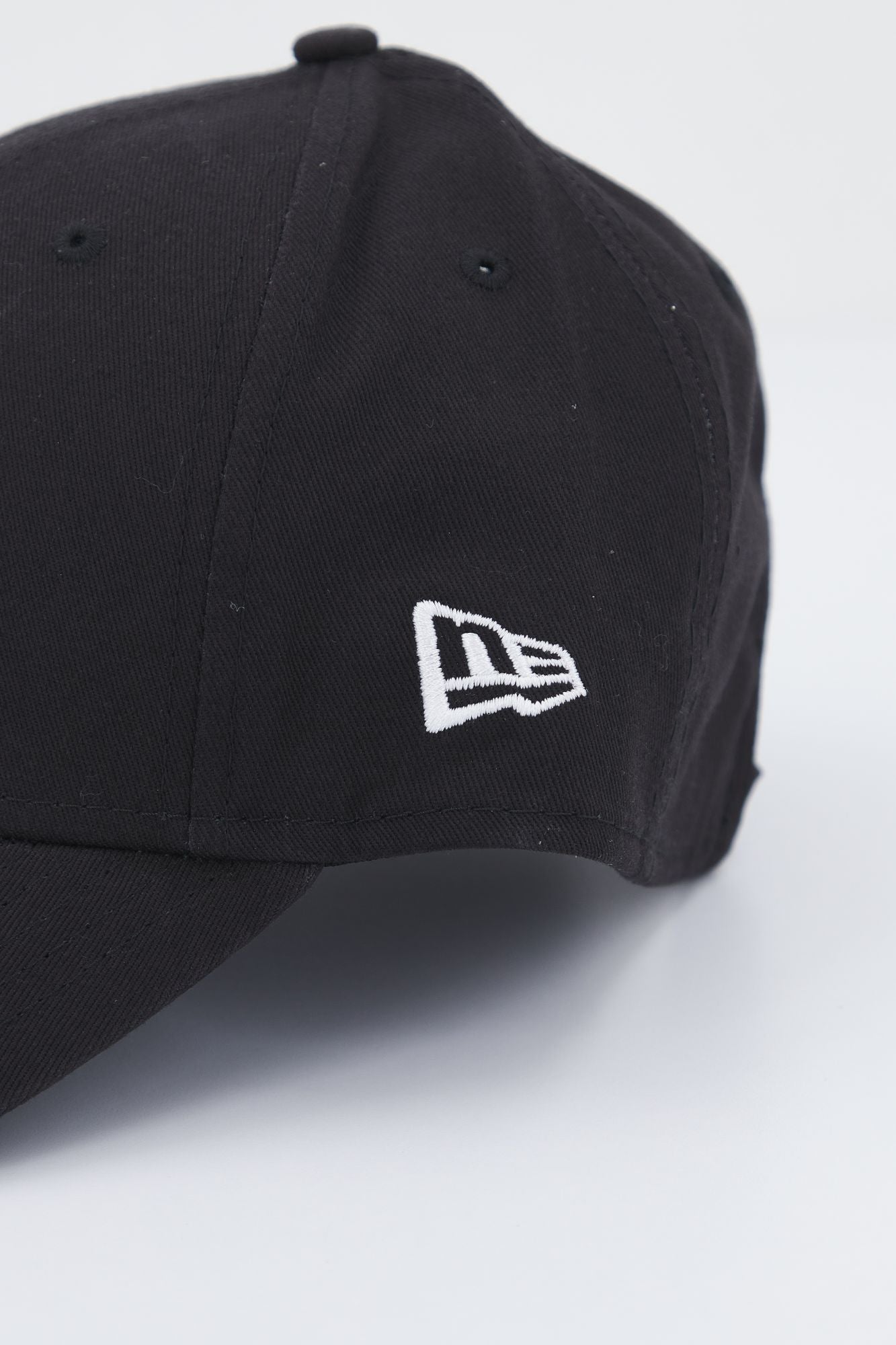NEW ERA LEAGUE ESSENTIAL 9FORTY LO en color NEGRO (4)