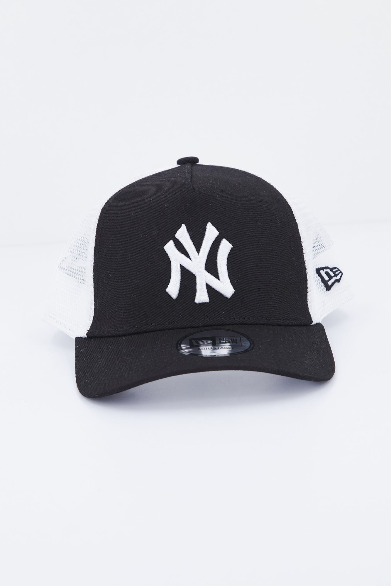 NEW ERA CLEAN TRUCKER 2 NEYYAN en color NEGRO (1)