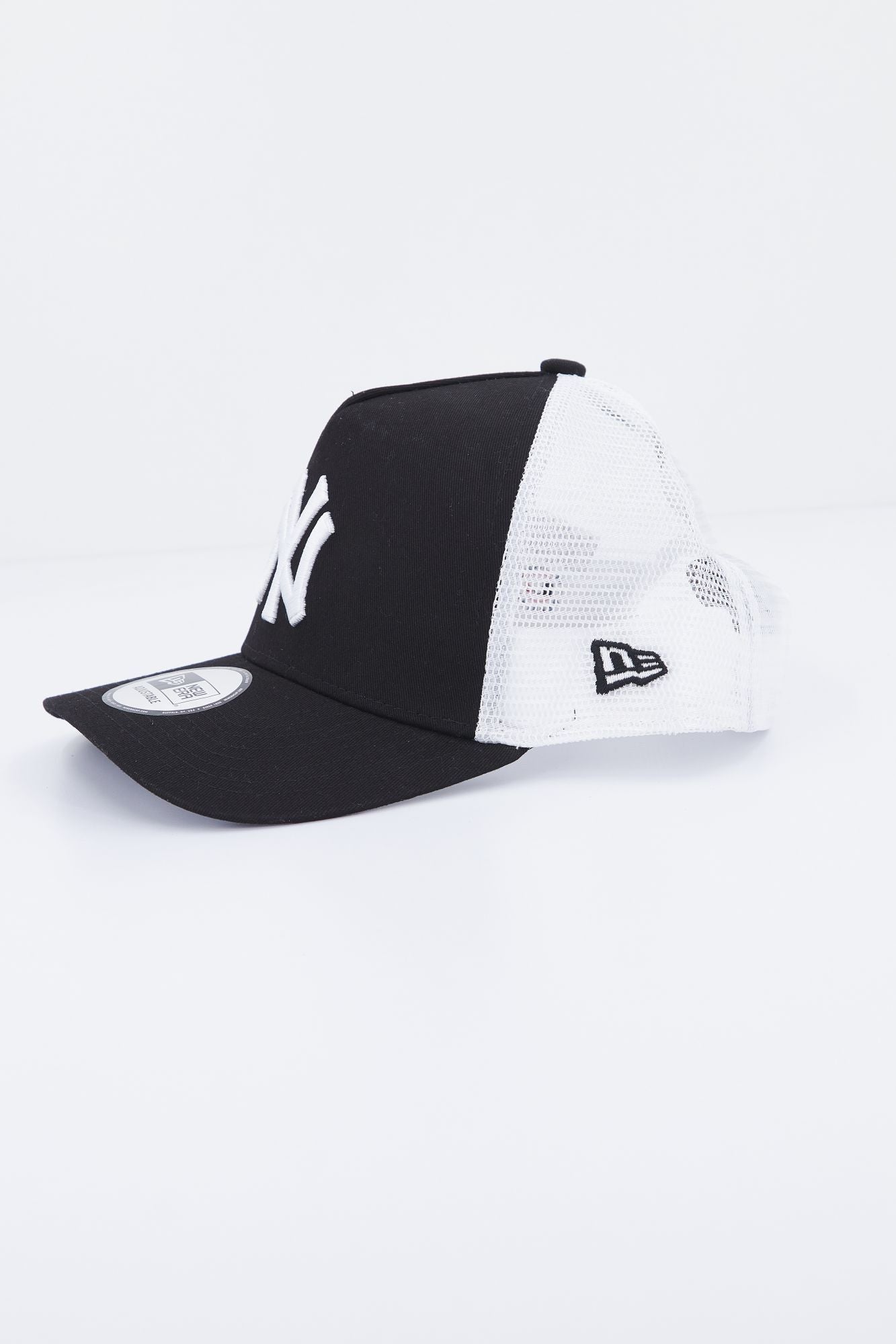 NEW ERA CLEAN TRUCKER 2 NEYYAN en color NEGRO (2)