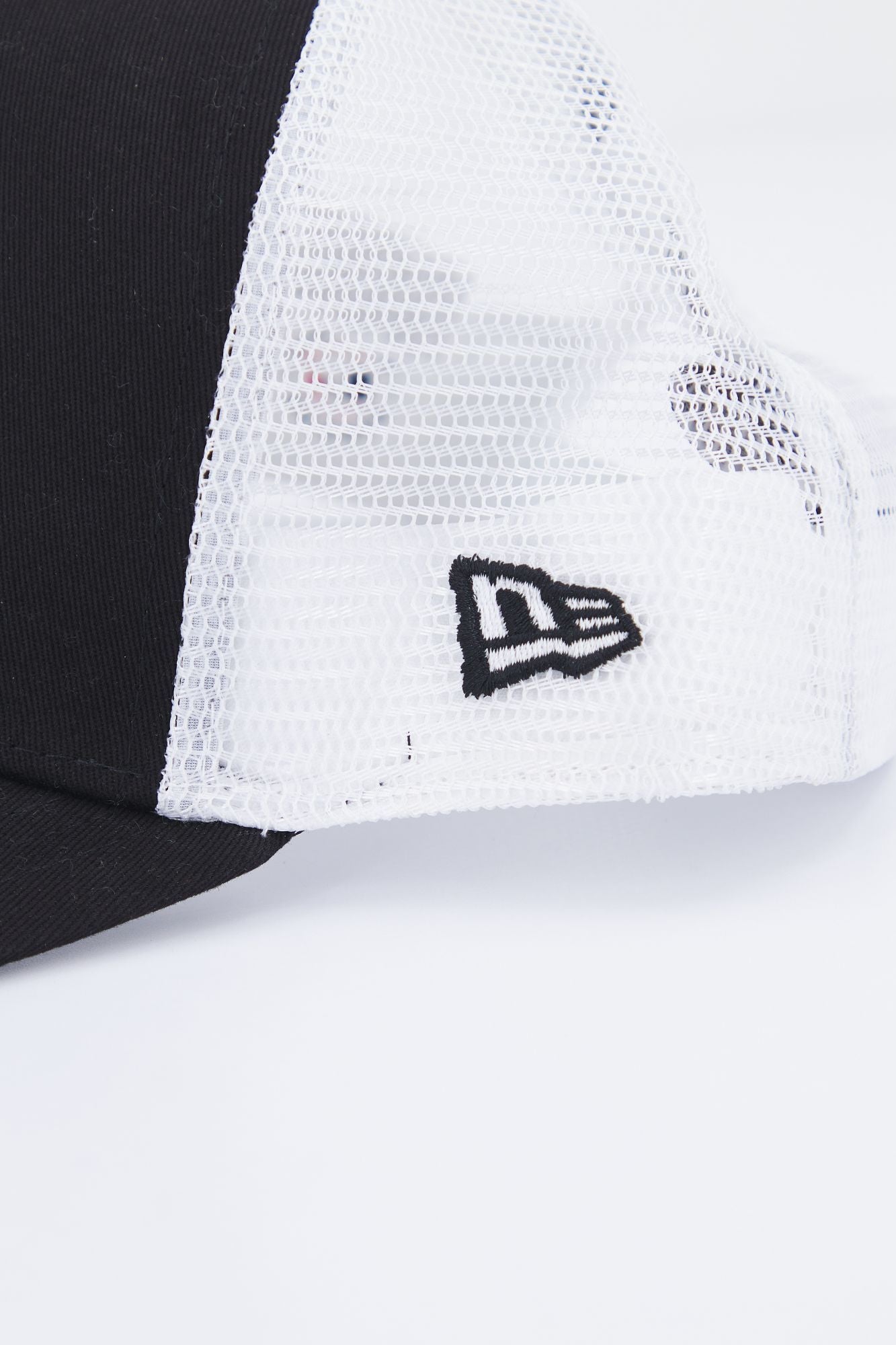 NEW ERA CLEAN TRUCKER 2 NEYYAN en color NEGRO (4)