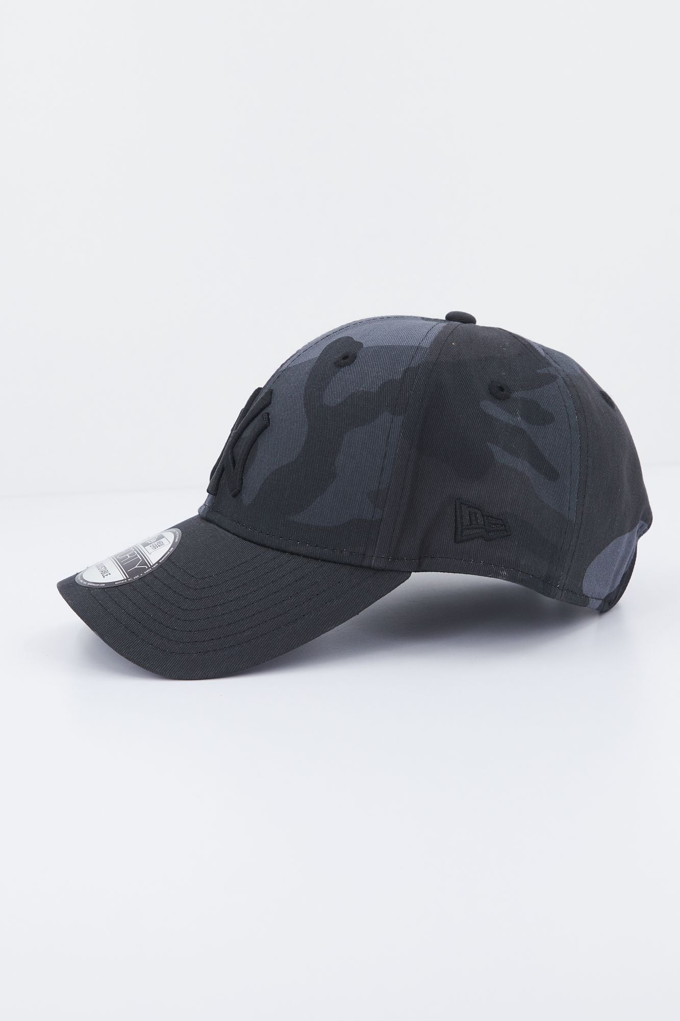 NEW ERA LEAGUE ESSENTIAL 940 NEYYA en color GRIS (2)