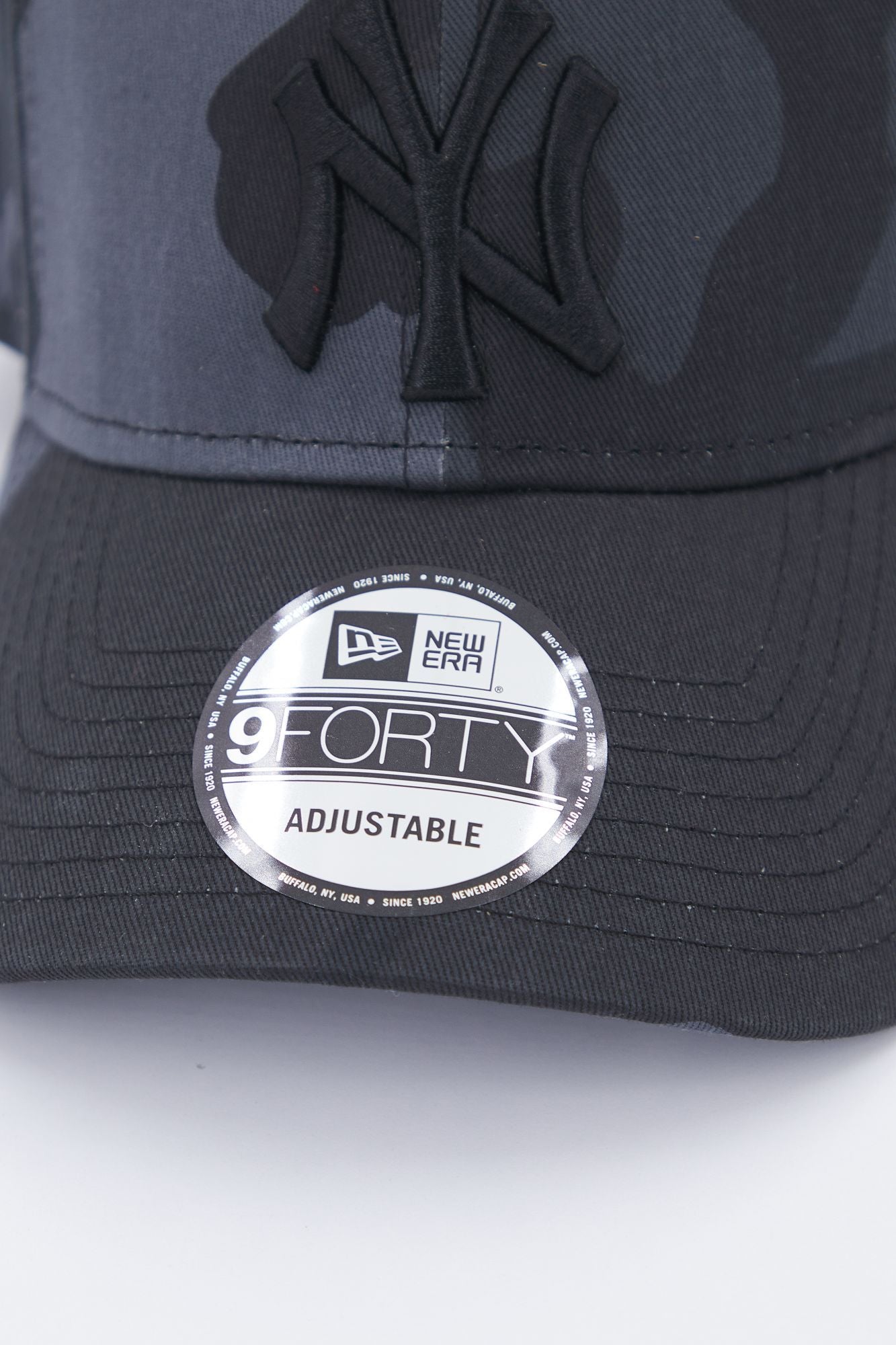 NEW ERA LEAGUE ESSENTIAL 940 NEYYA en color GRIS (4)