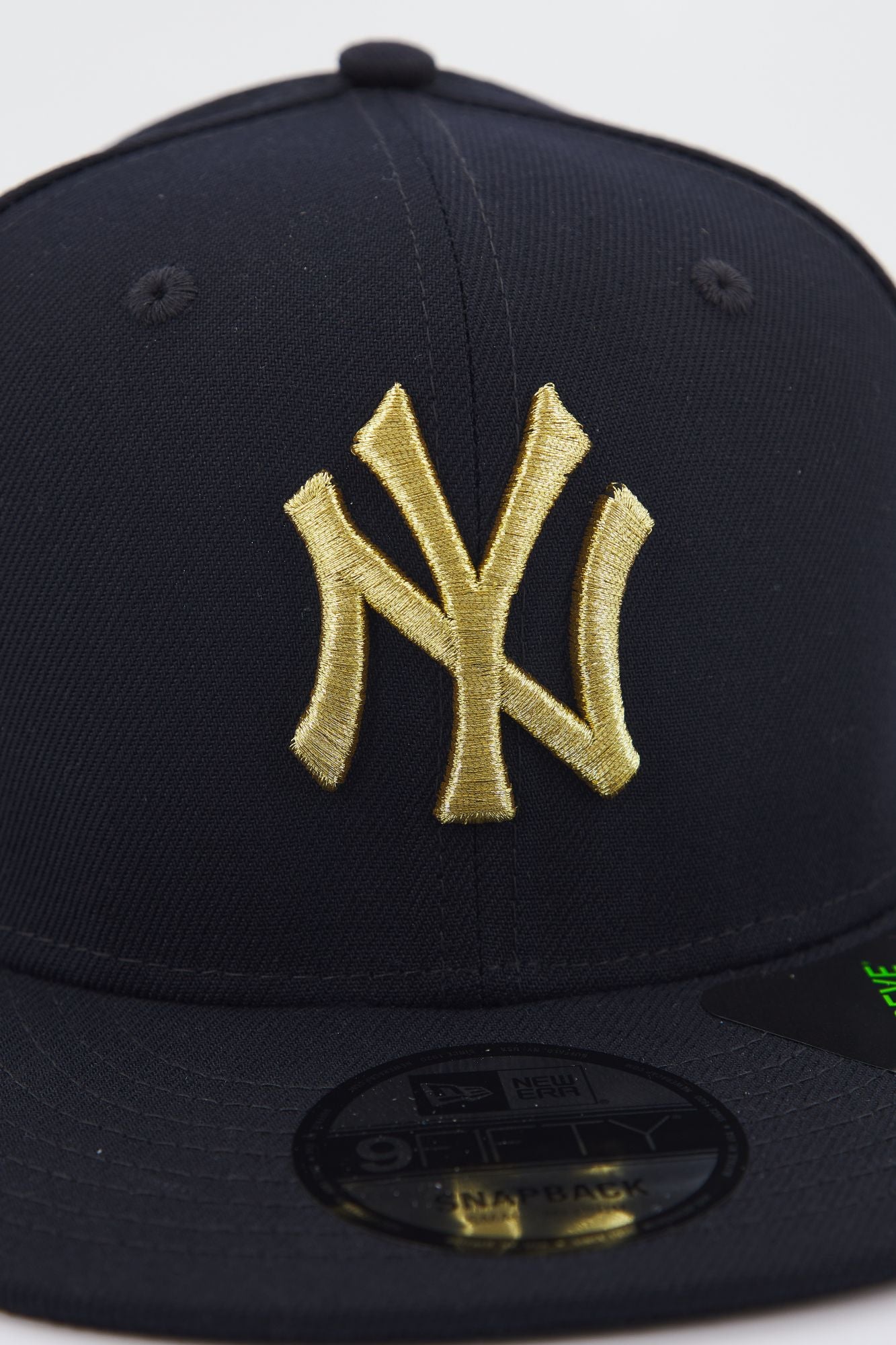 NEW ERA METALLIC LOGO 9FIFTY NEYYA en color AZUL (4)
