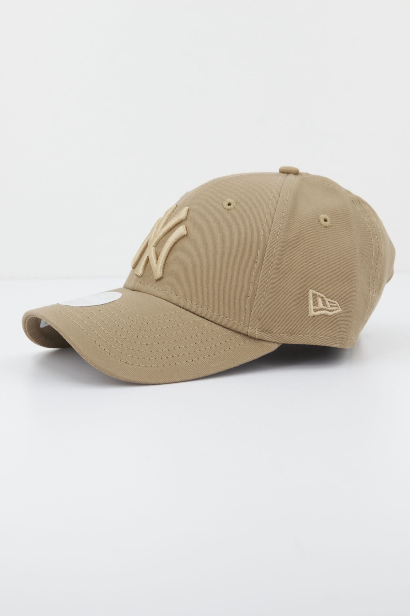 NEW ERA WMNS LEAGUE ESS 9FORTY NEY en color MARRON (2)